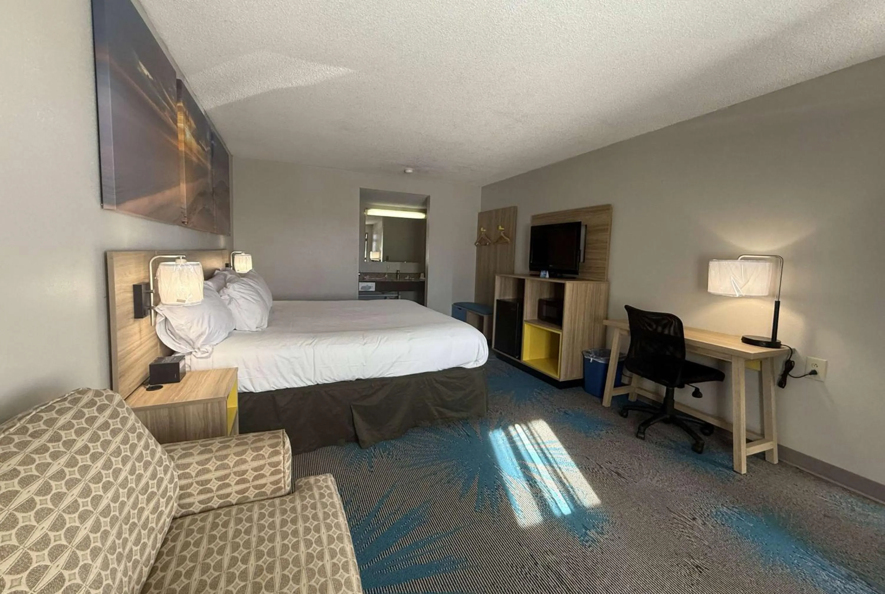 Photo of the whole room, Bed in Days Inn by Wyndham Hannibal