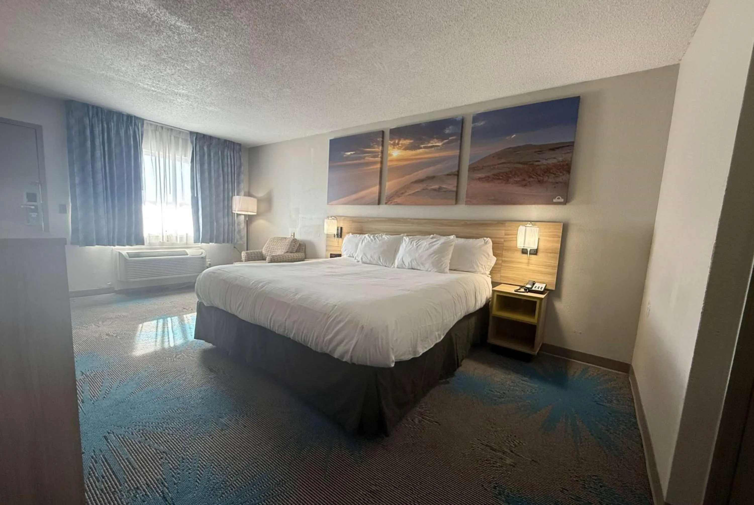 Photo of the whole room, Bed in Days Inn by Wyndham Hannibal