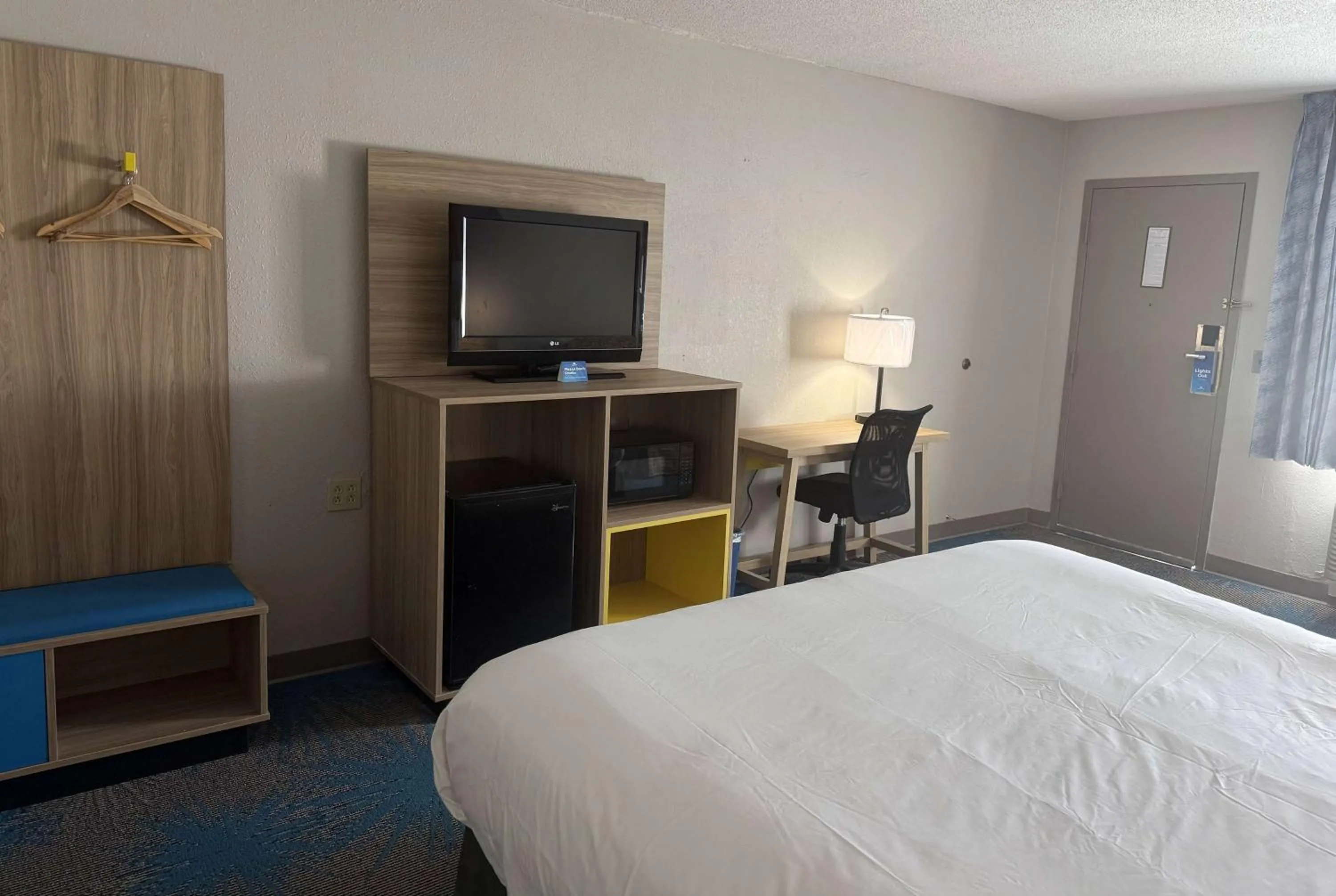 Photo of the whole room, Bed in Days Inn by Wyndham Hannibal