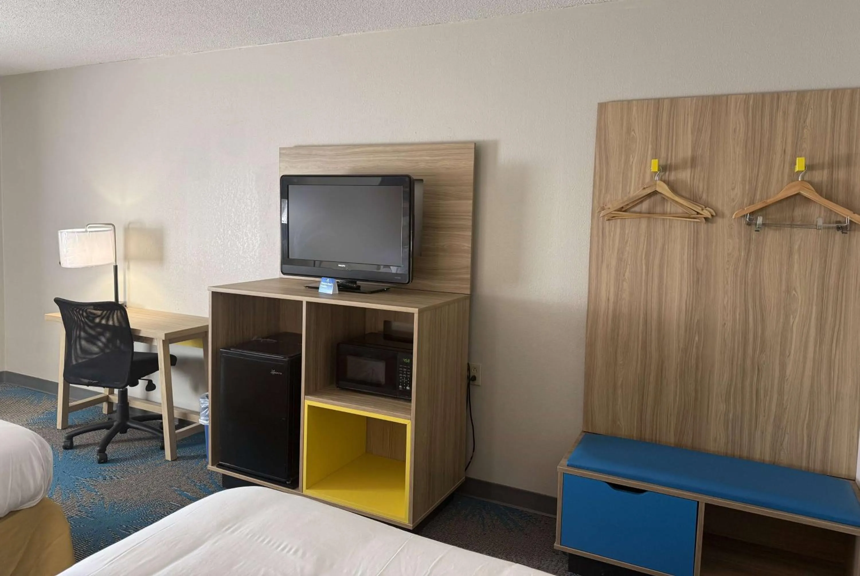 Photo of the whole room, Bed in Days Inn by Wyndham Hannibal