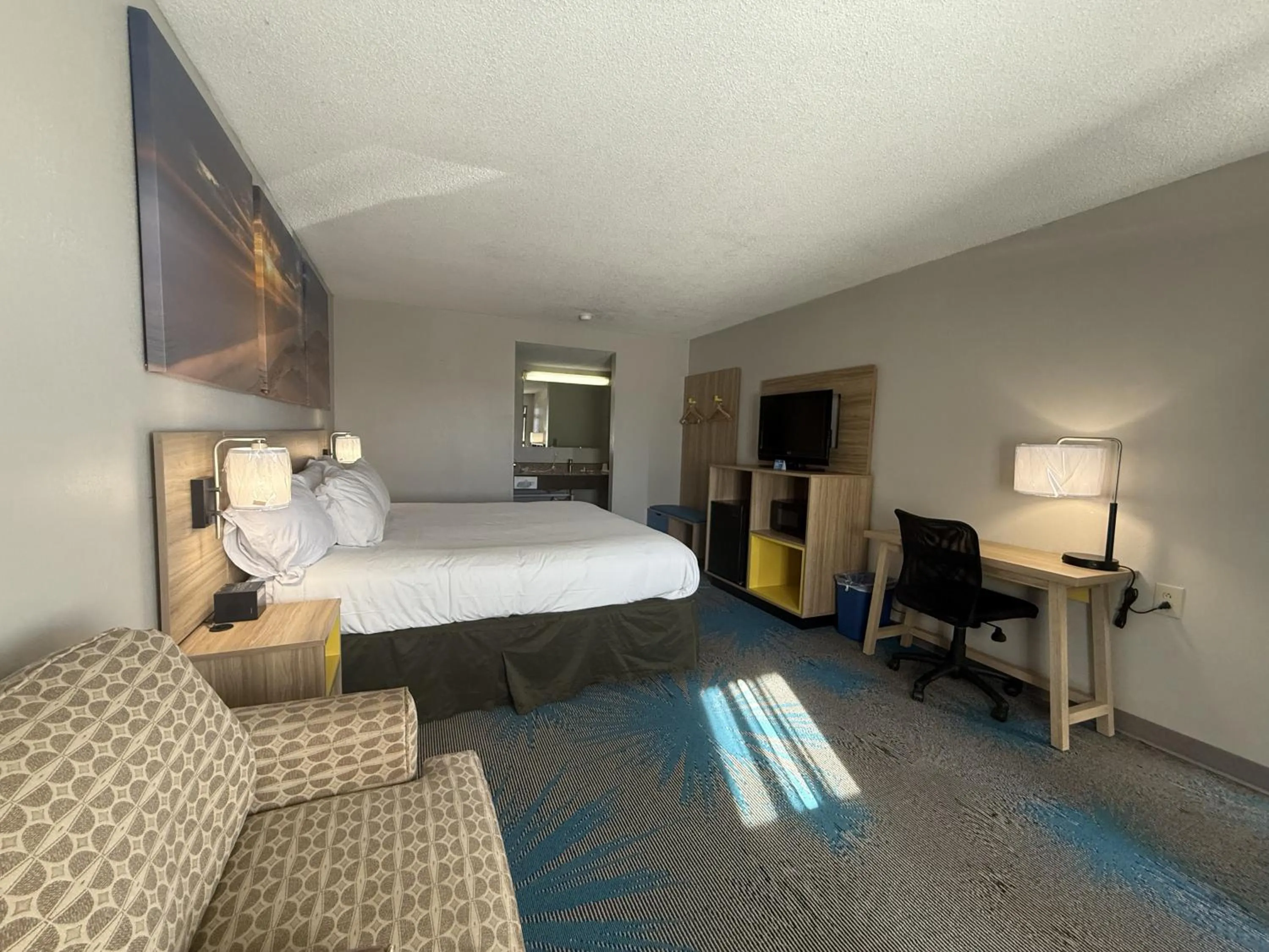 Bed in Days Inn by Wyndham Hannibal