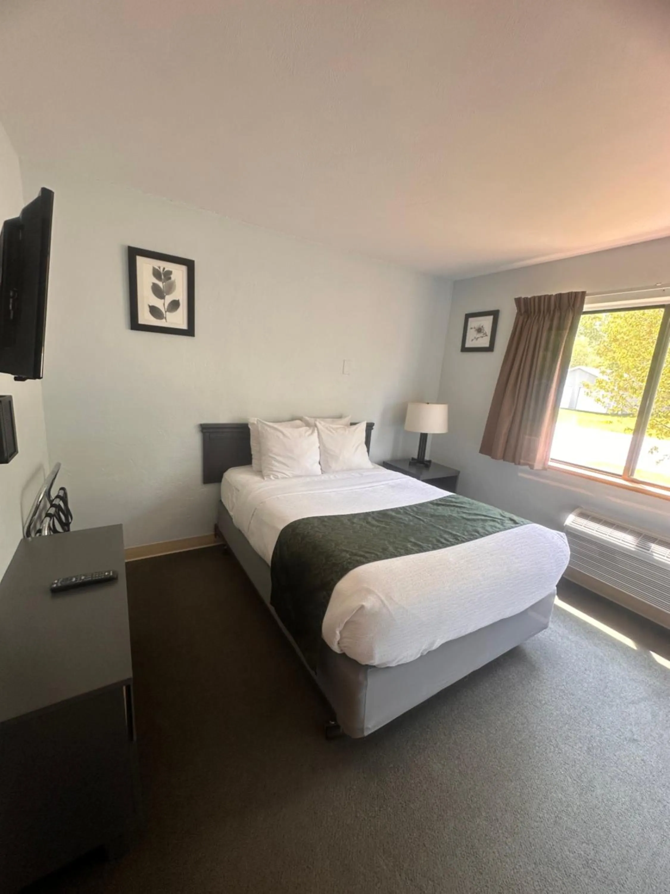 Bed in Pictured Rocks Inn and Suites