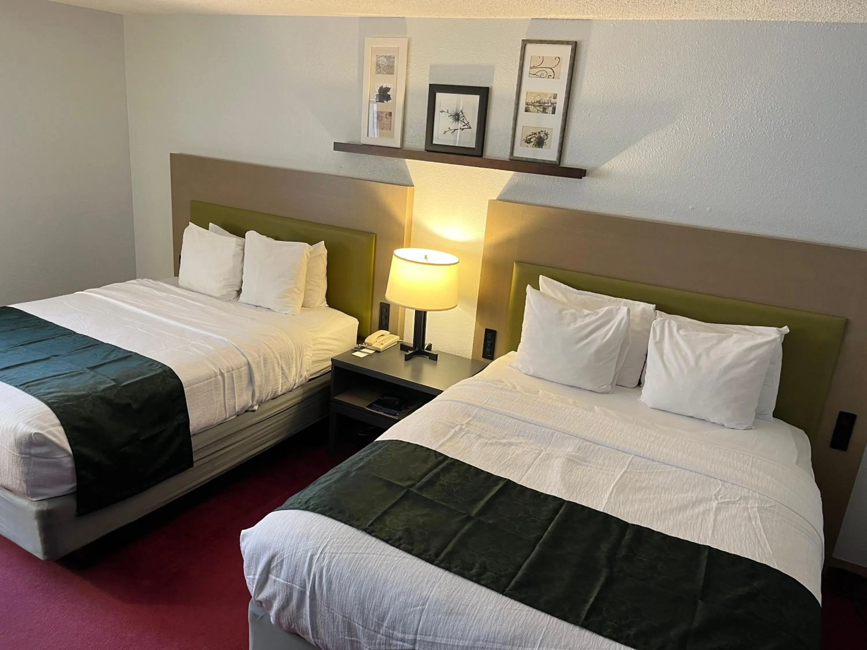 Bed in Pictured Rocks Inn and Suites