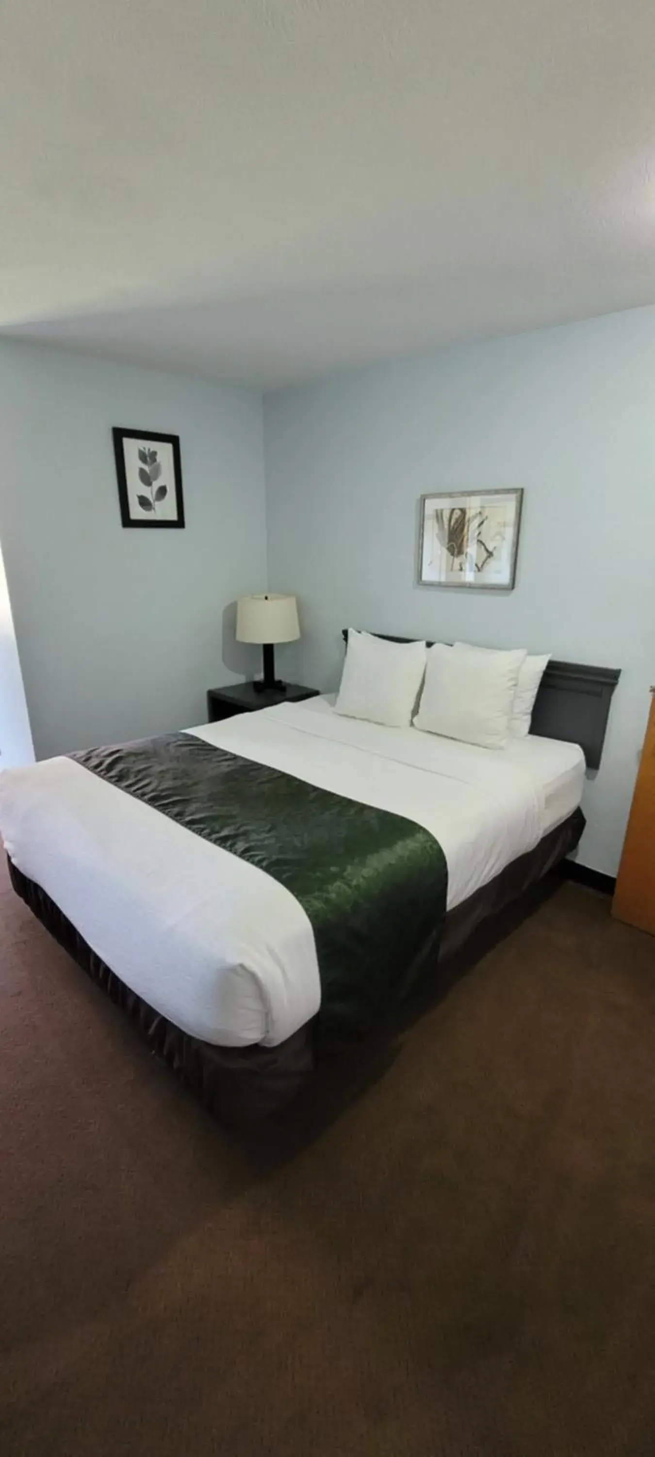 Bed in Pictured Rocks Inn and Suites Bed in Pictured Rocks Inn and Suites