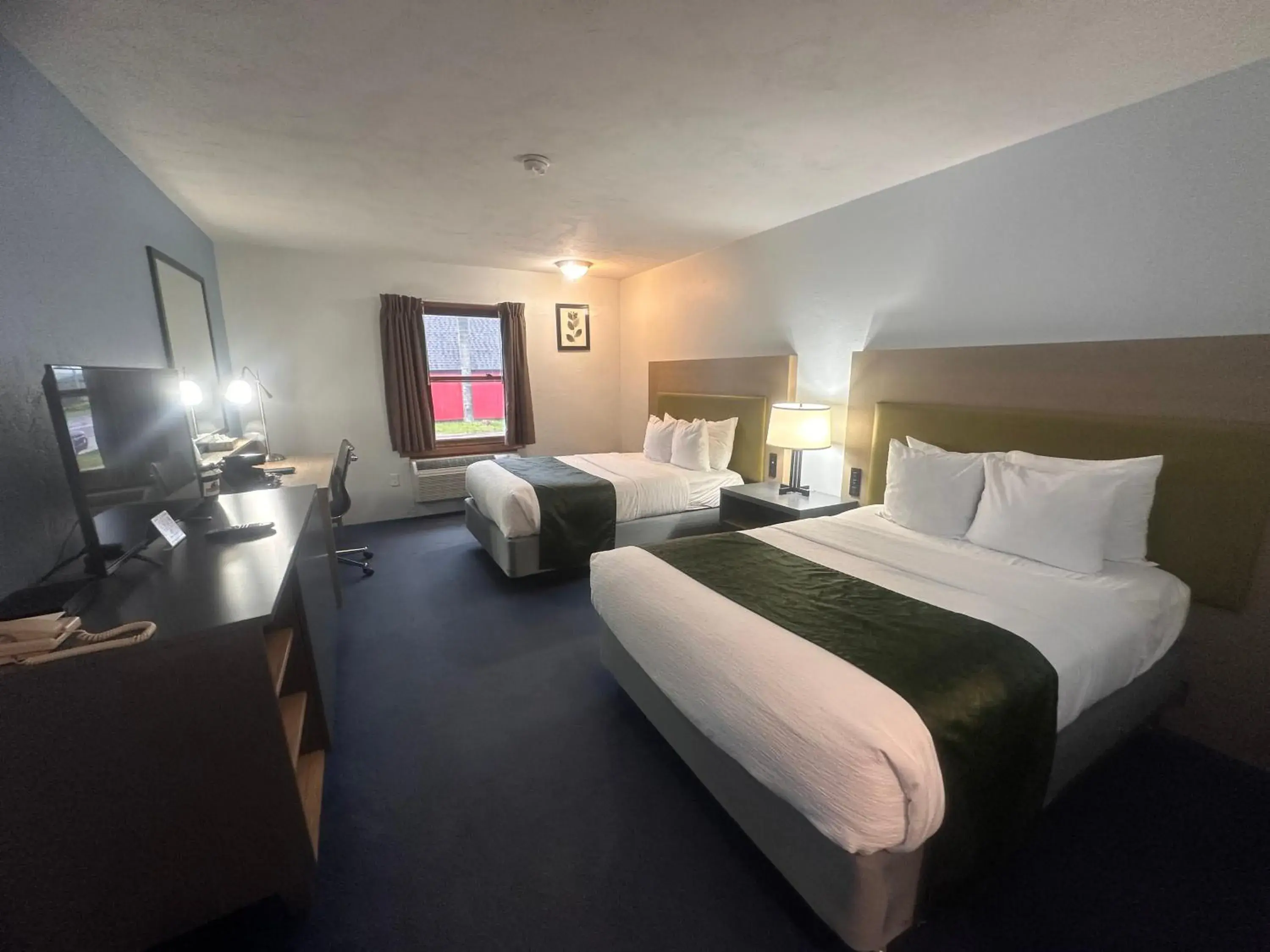 Bed in Pictured Rocks Inn and Suites Bed in Pictured Rocks Inn and Suites