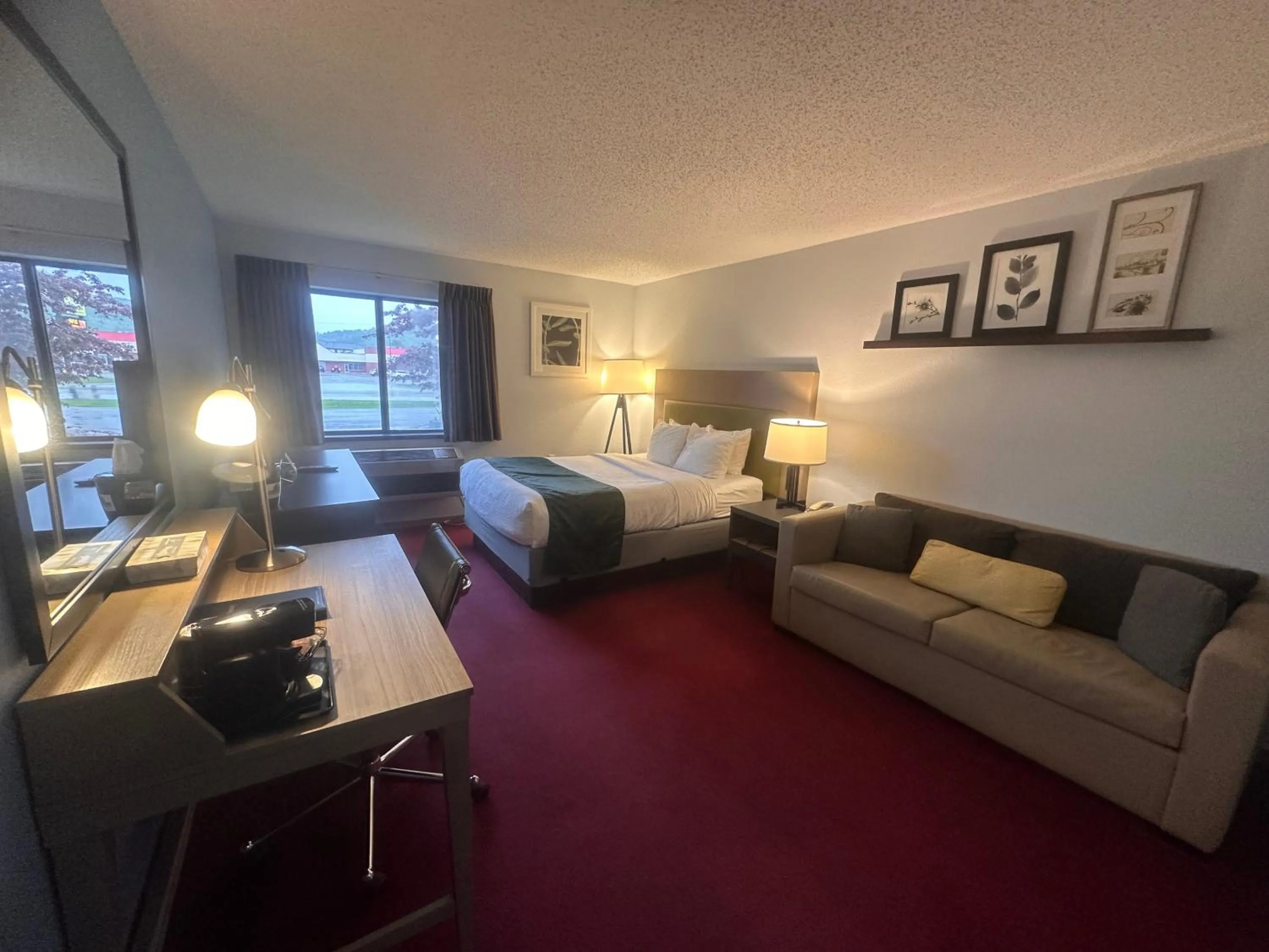 Bed in Pictured Rocks Inn and Suites