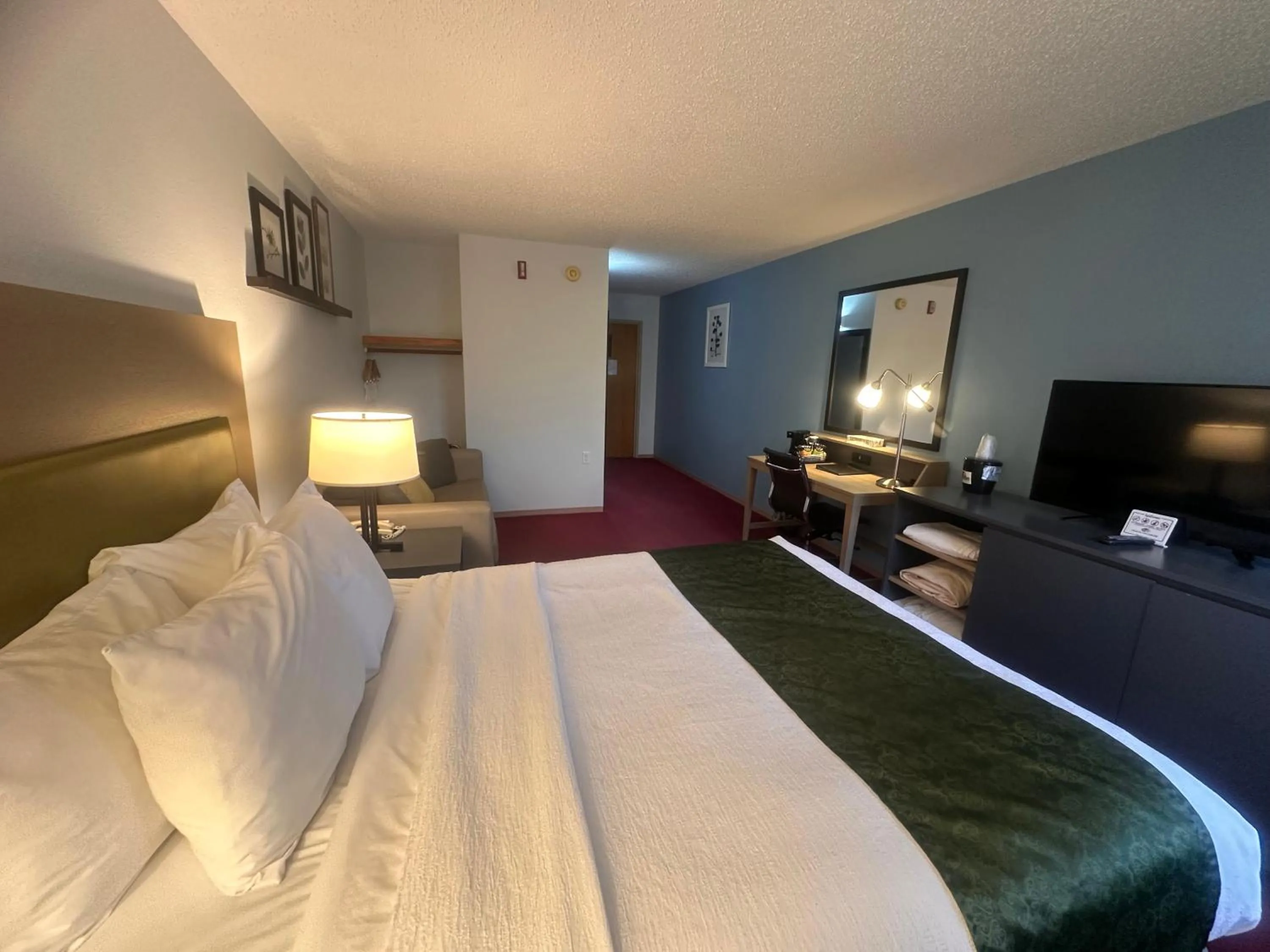 Bed in Pictured Rocks Inn and Suites