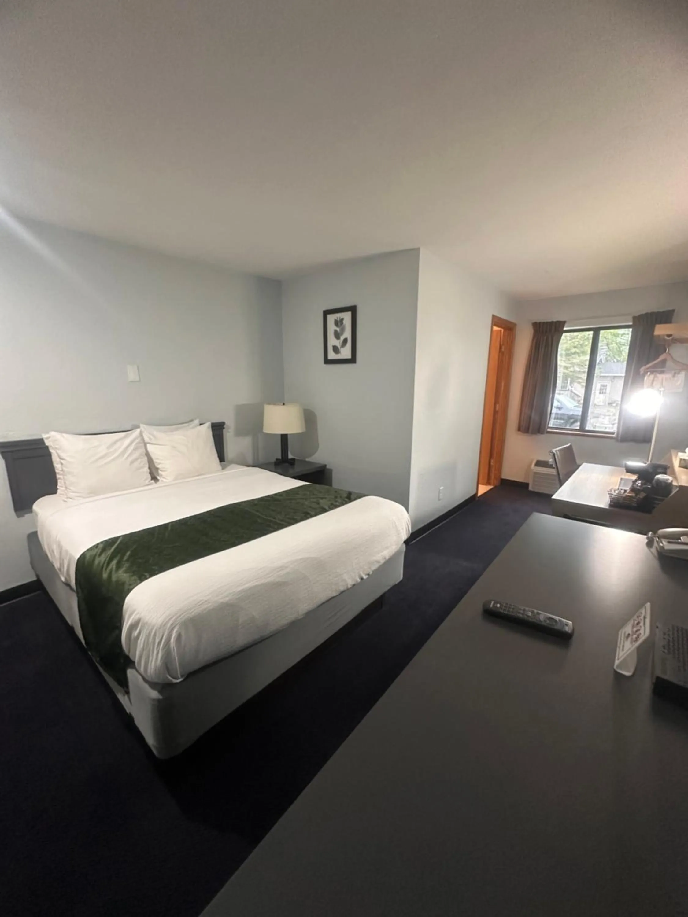 Bed in Pictured Rocks Inn and Suites