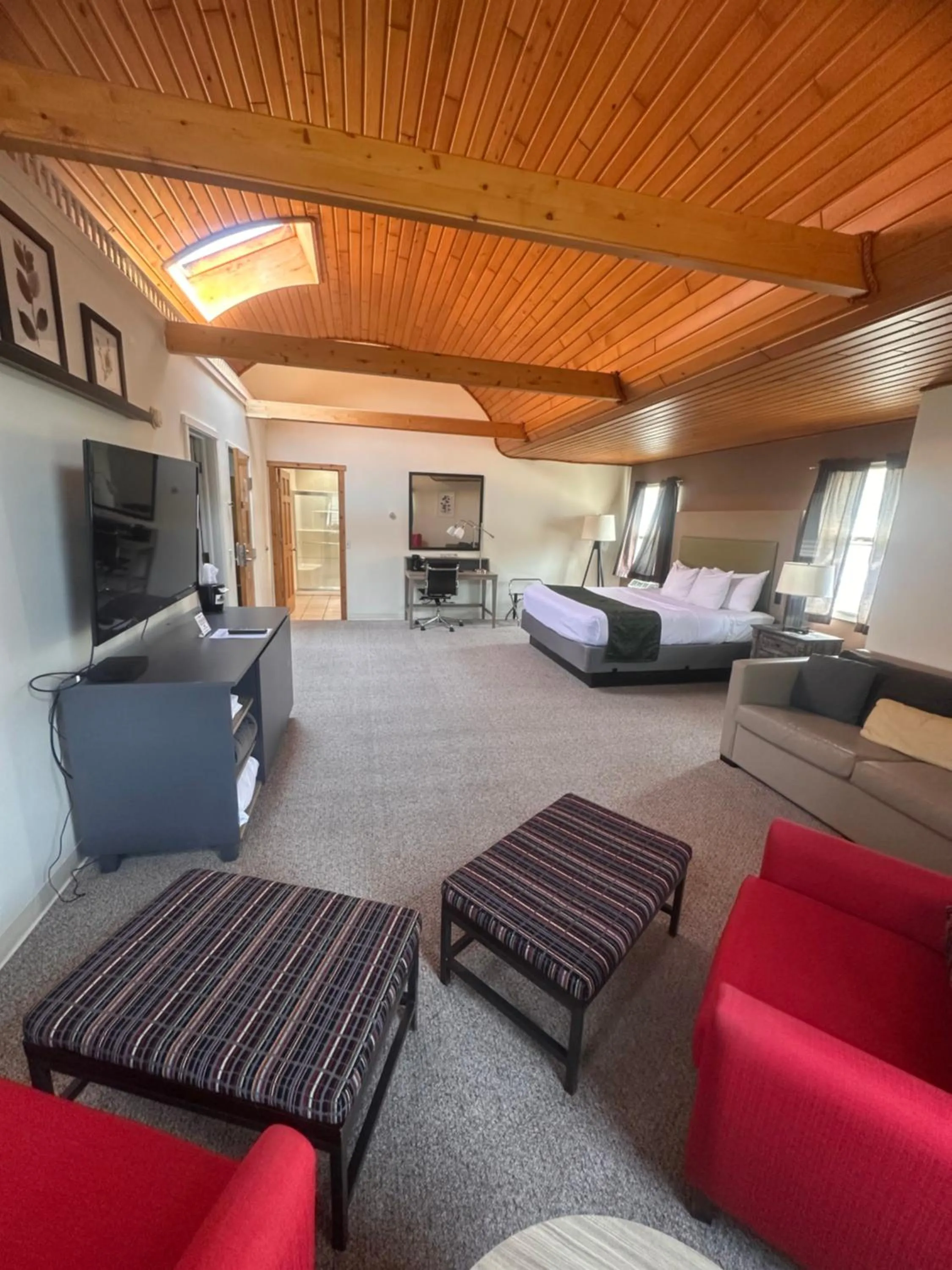 Bed in Pictured Rocks Inn and Suites