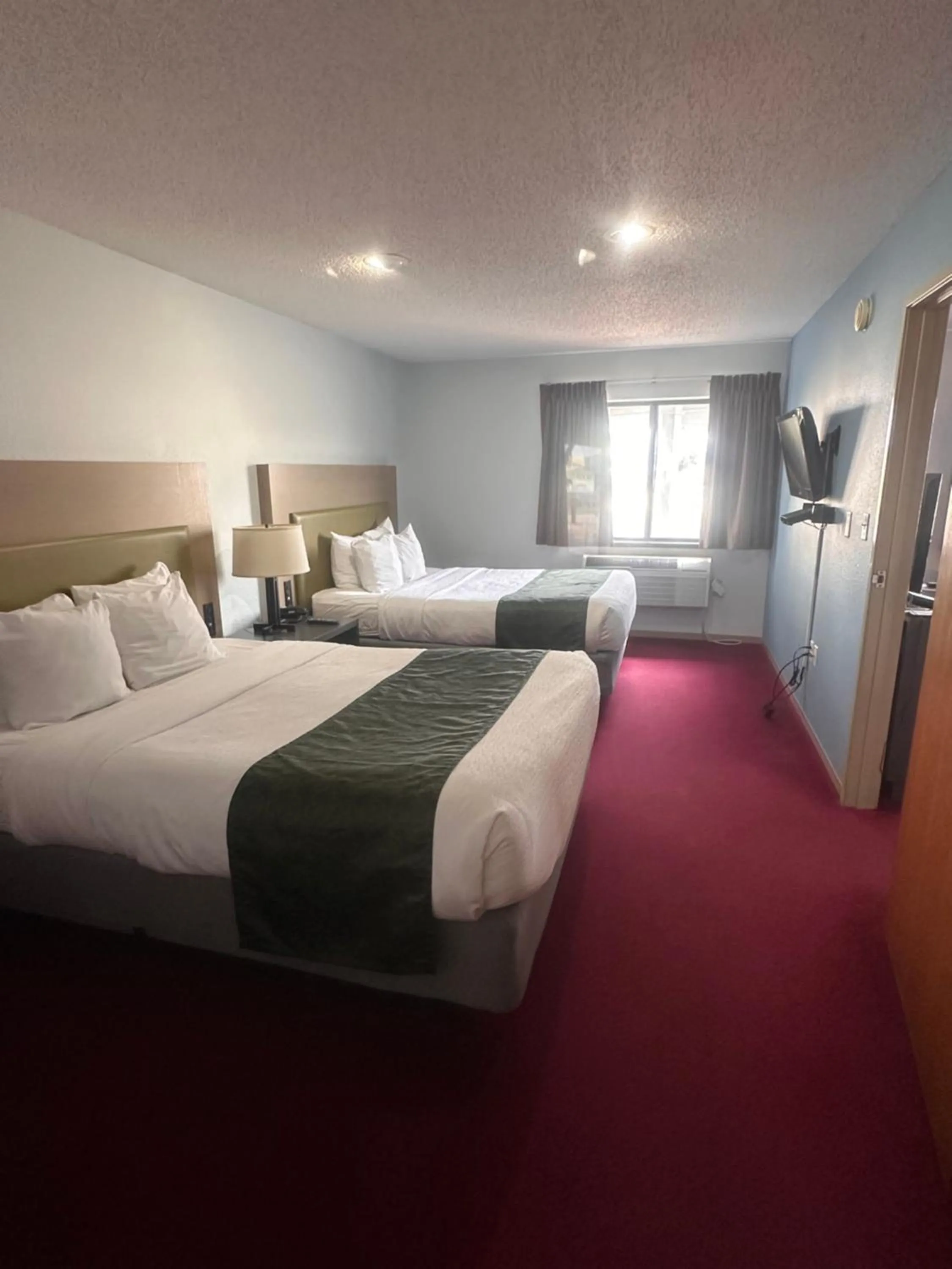 Bed in Pictured Rocks Inn and Suites