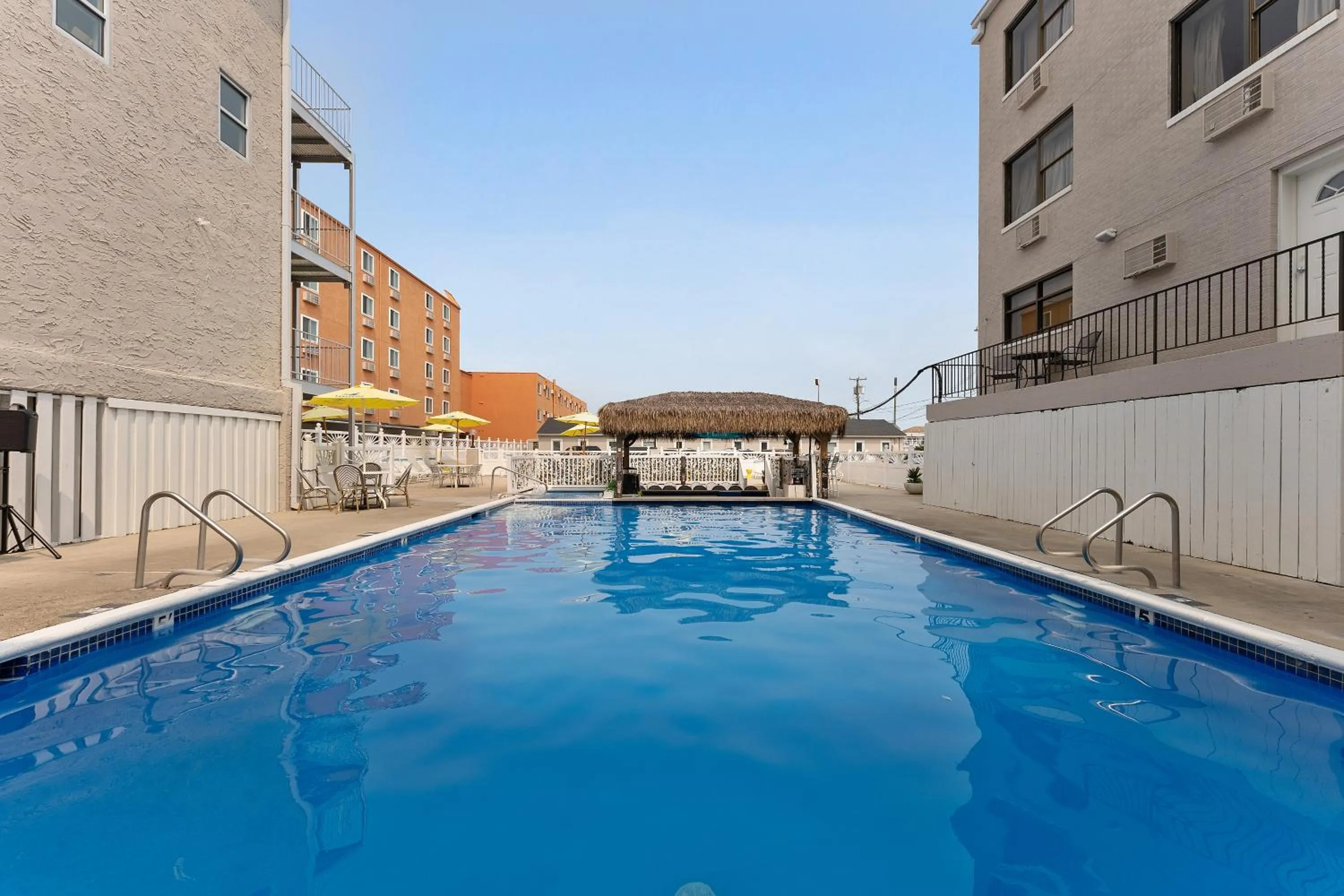 Swimming pool in Oceanic Hotel & Barefoot Tiki Bar