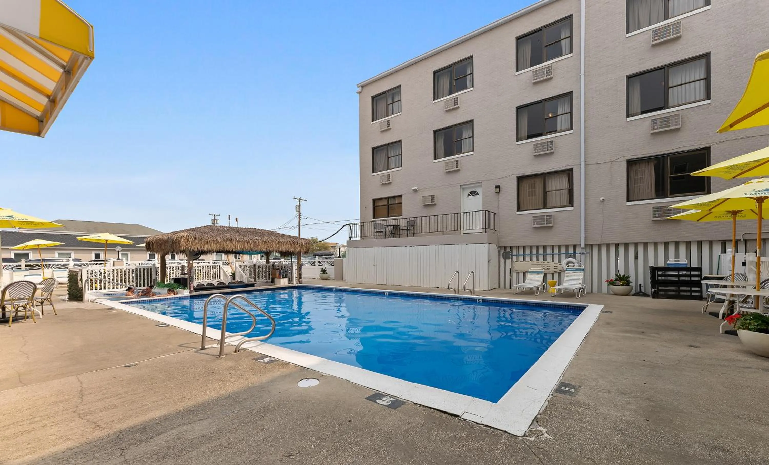 Swimming pool in Oceanic Hotel & Barefoot Tiki Bar