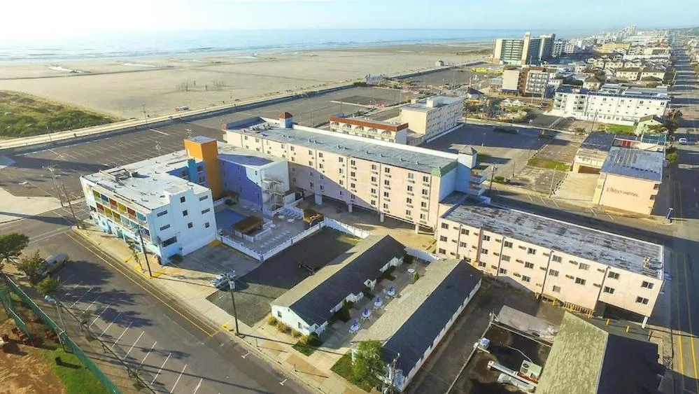 Property building in Oceanic Hotel & Barefoot Tiki Bar