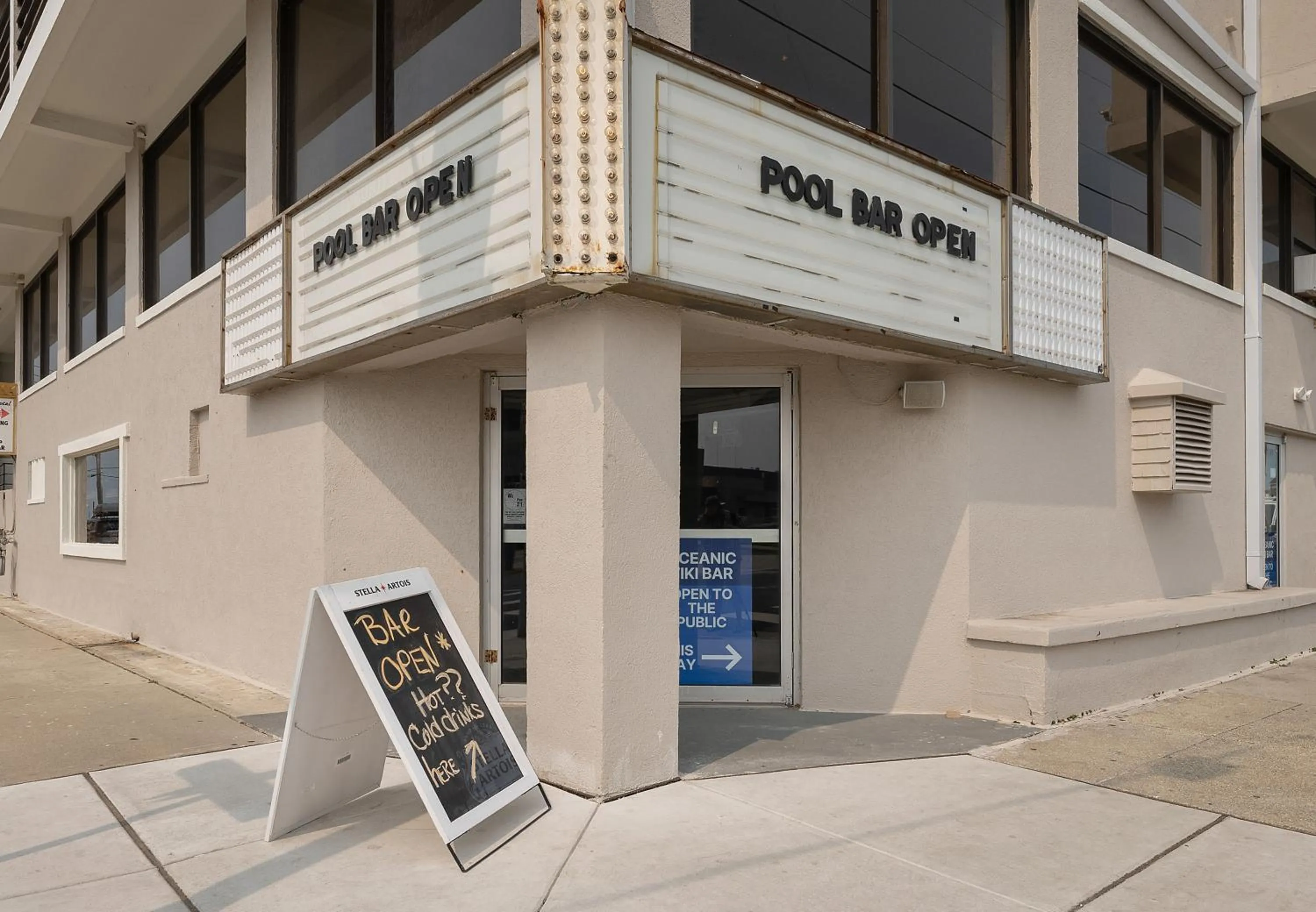 Property building in Oceanic Hotel & Barefoot Tiki Bar