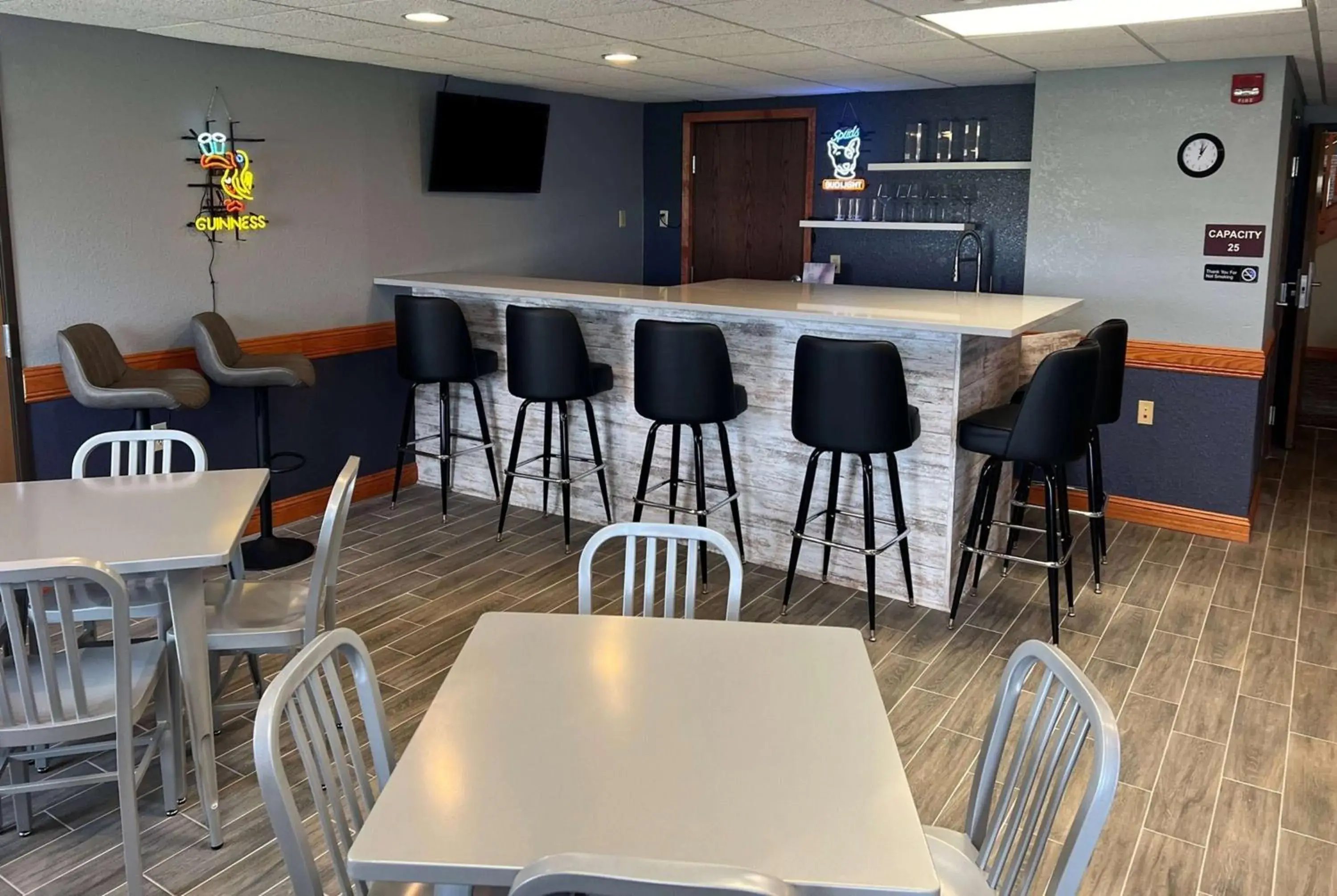 Lounge or bar in AmericInn by Wyndham Manitowoc Lounge or bar in AmericInn by Wyndham Manitowoc