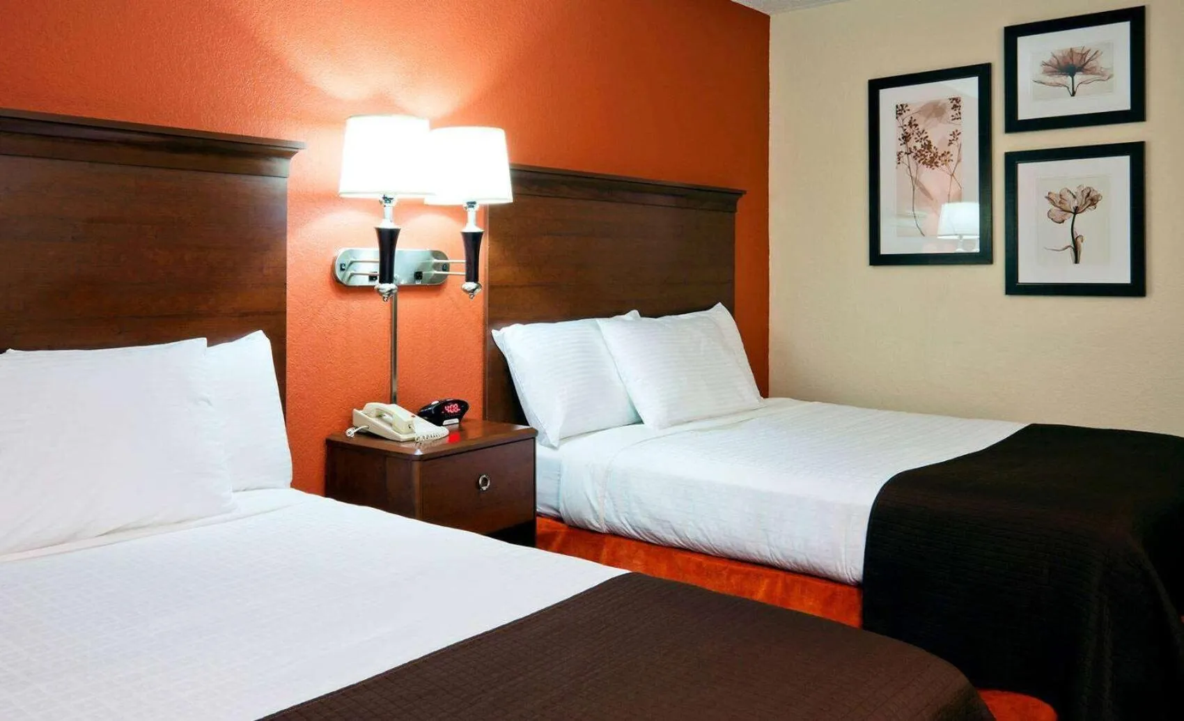Photo of the whole room, Bed in AmericInn by Wyndham Manitowoc