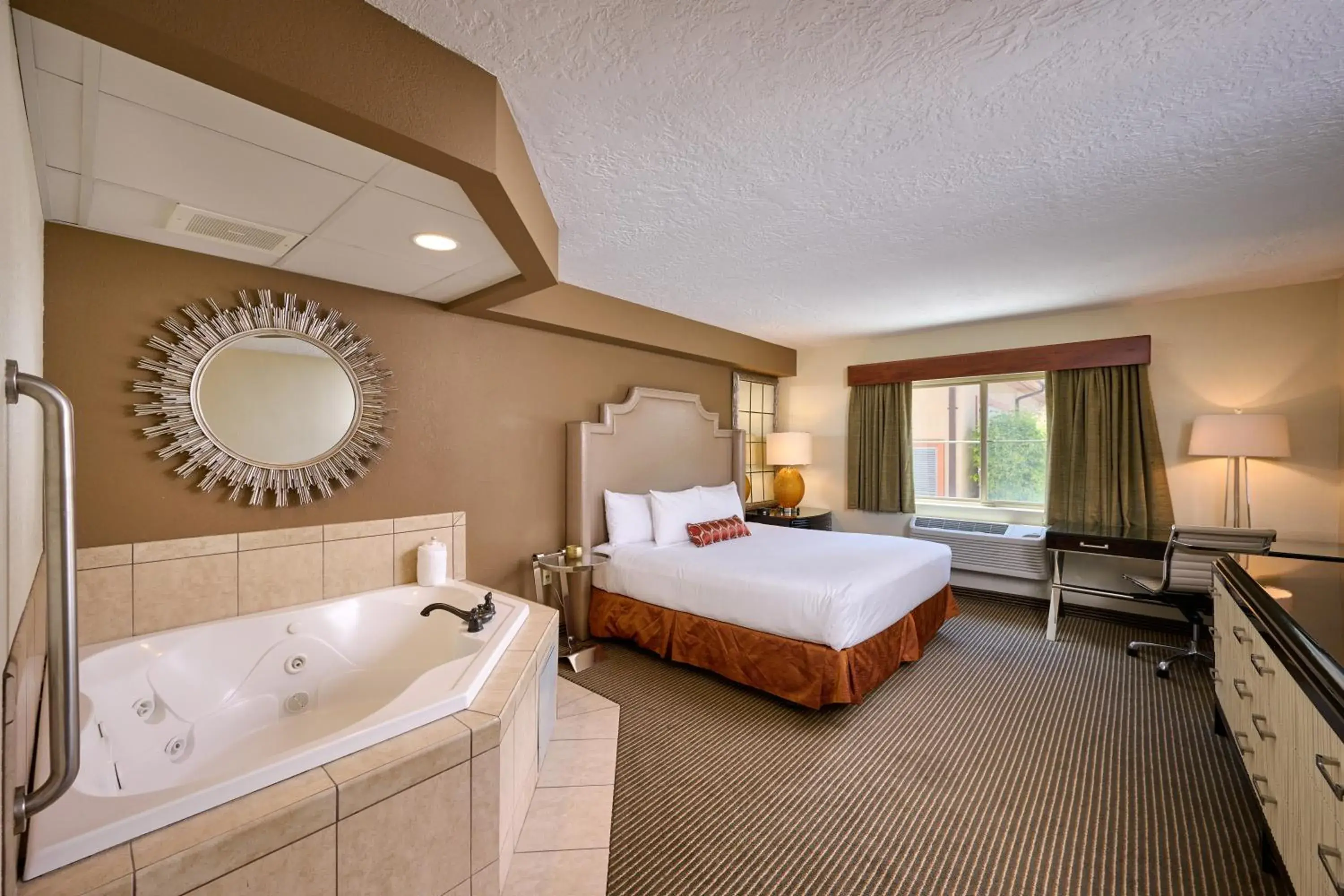 King Studio Suite with Roll-In Shower - Mobility Accessible/Non-Smoking in Mountain Valley Lodge Hailey Sun Valley King Studio Suite with Roll-In Shower - Mobility Accessible/Non-Smoking in Mountain Valley Lodge Hailey Sun Valley