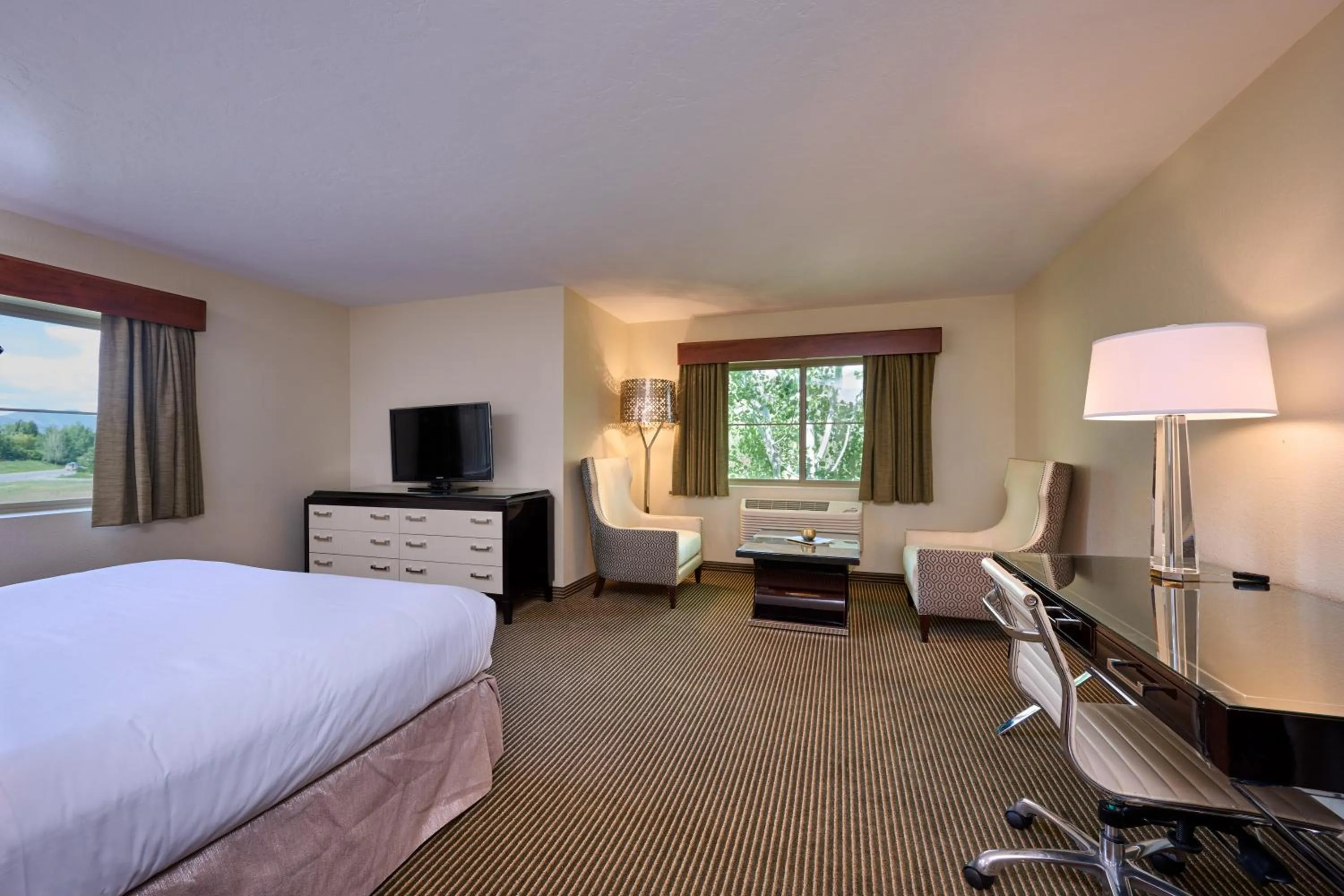 Photo of the whole room, Bed in Mountain Valley Lodge Hailey Sun Valley