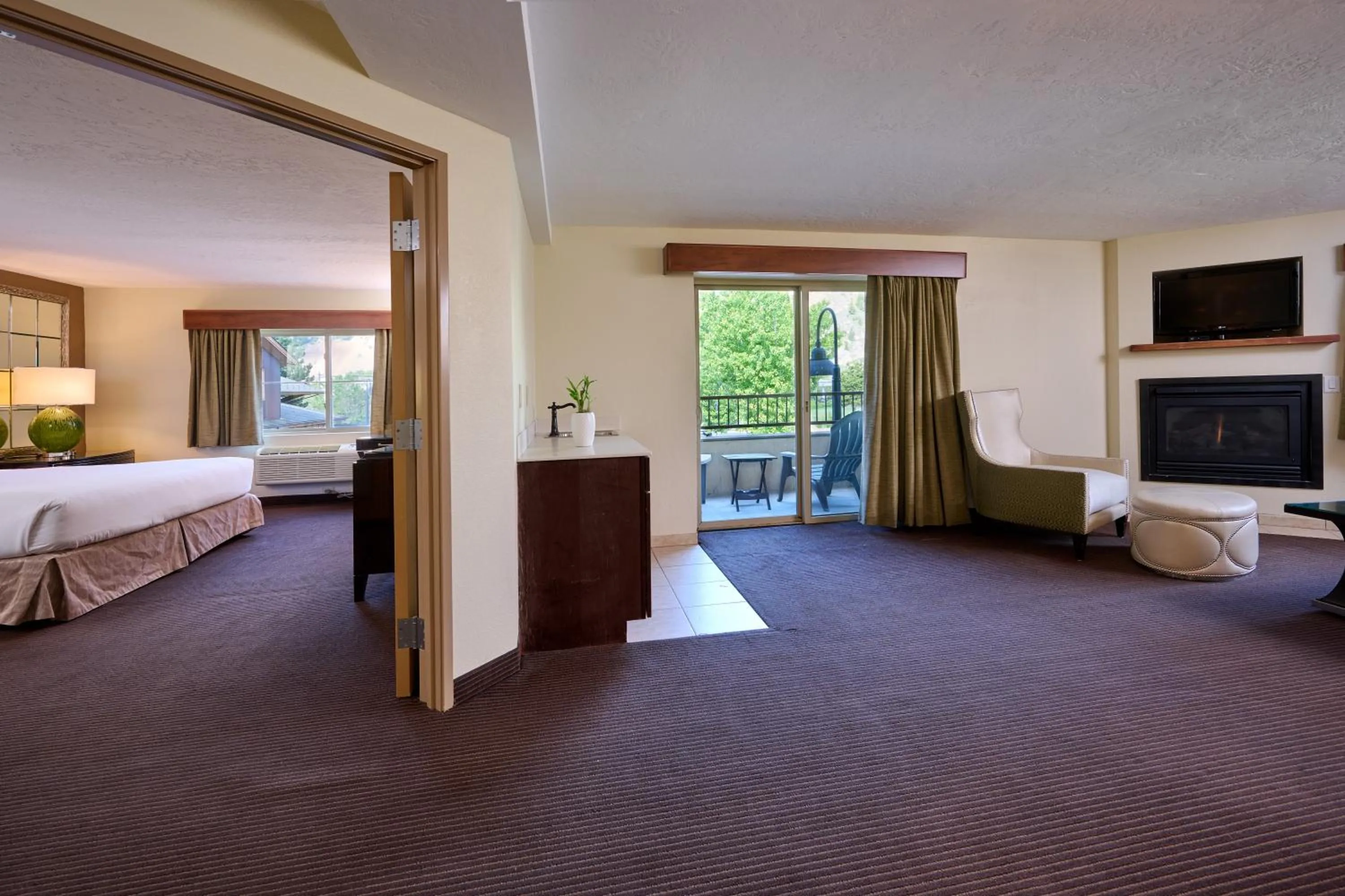 Photo of the whole room, Bed in Mountain Valley Lodge Hailey Sun Valley