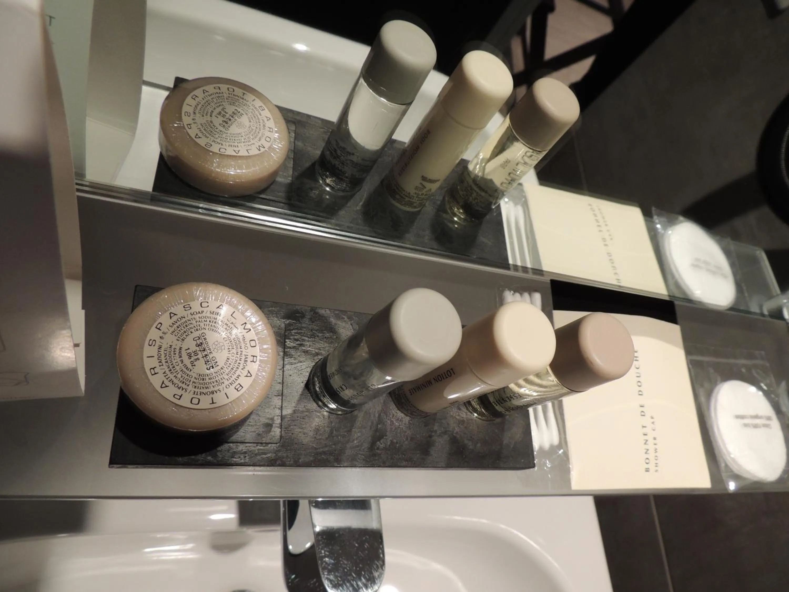 Bathroom in Hôtel Eden Opéra