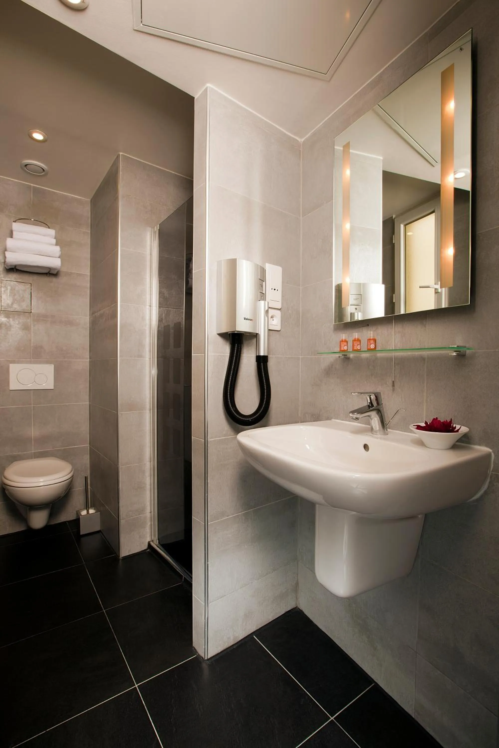 Bathroom in Hôtel Eden Opéra