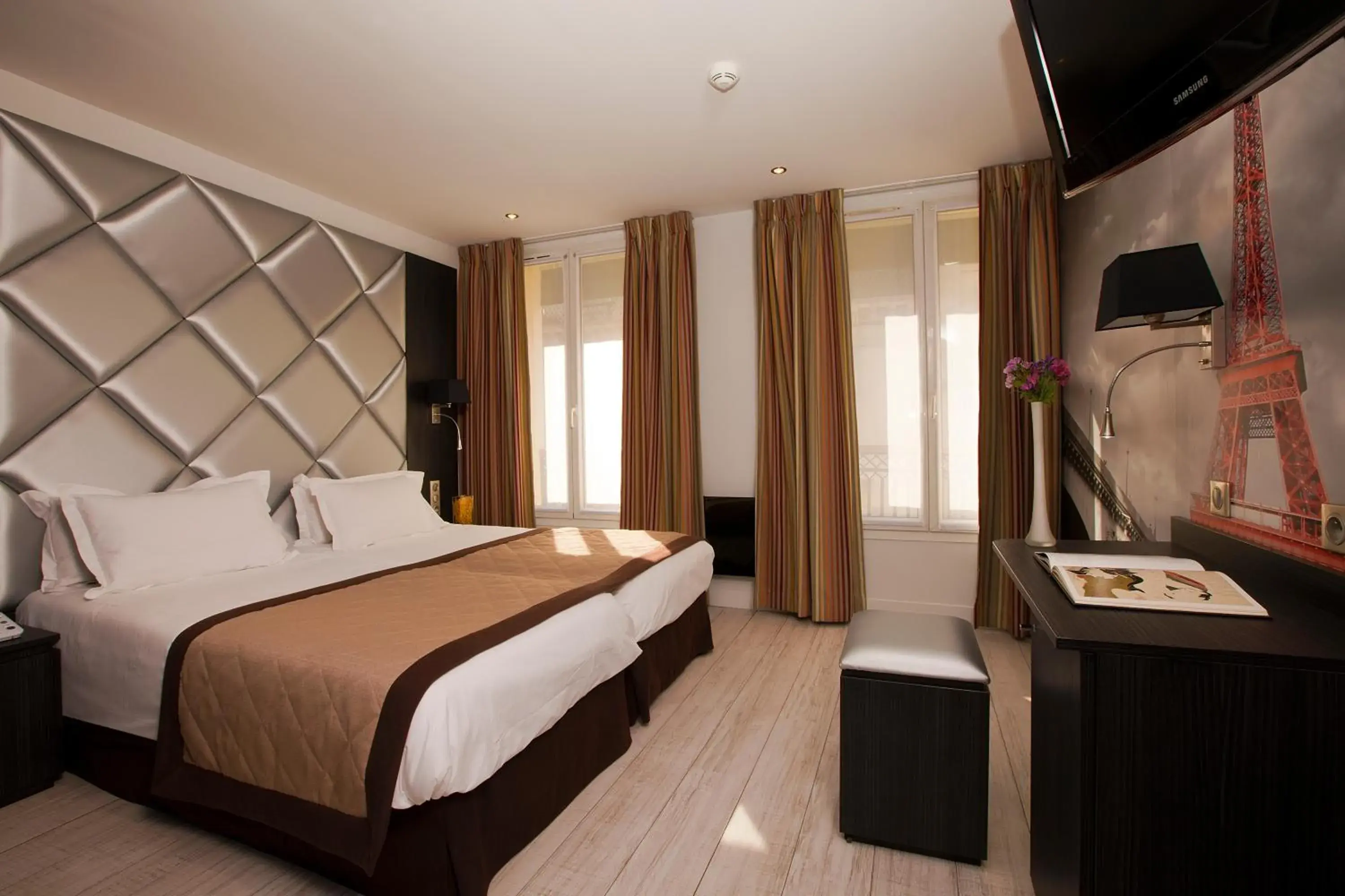 Bed in Hôtel Eden Opéra Bed in Hôtel Eden Opéra