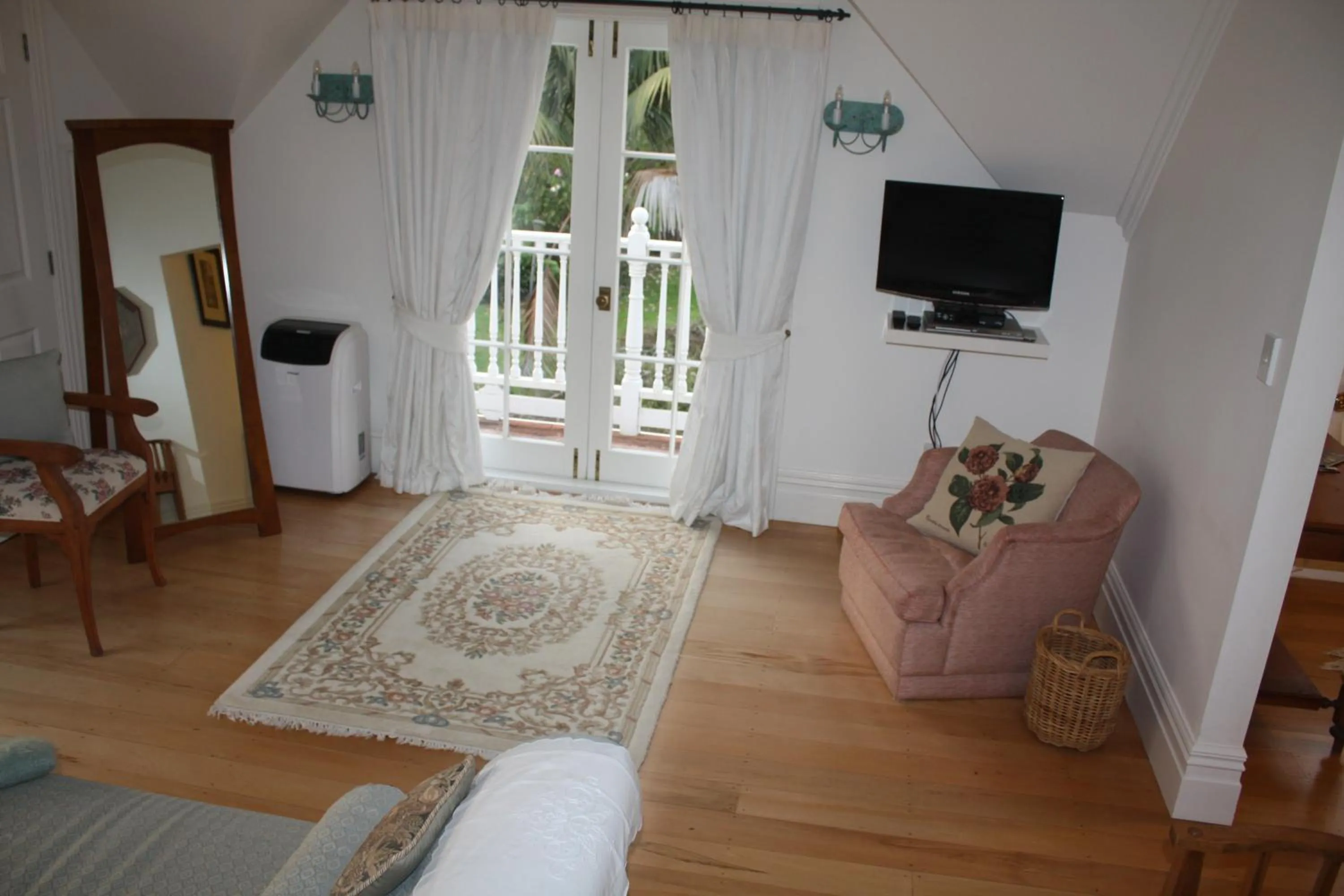 TV and multimedia in Paheke Boutique Lodge