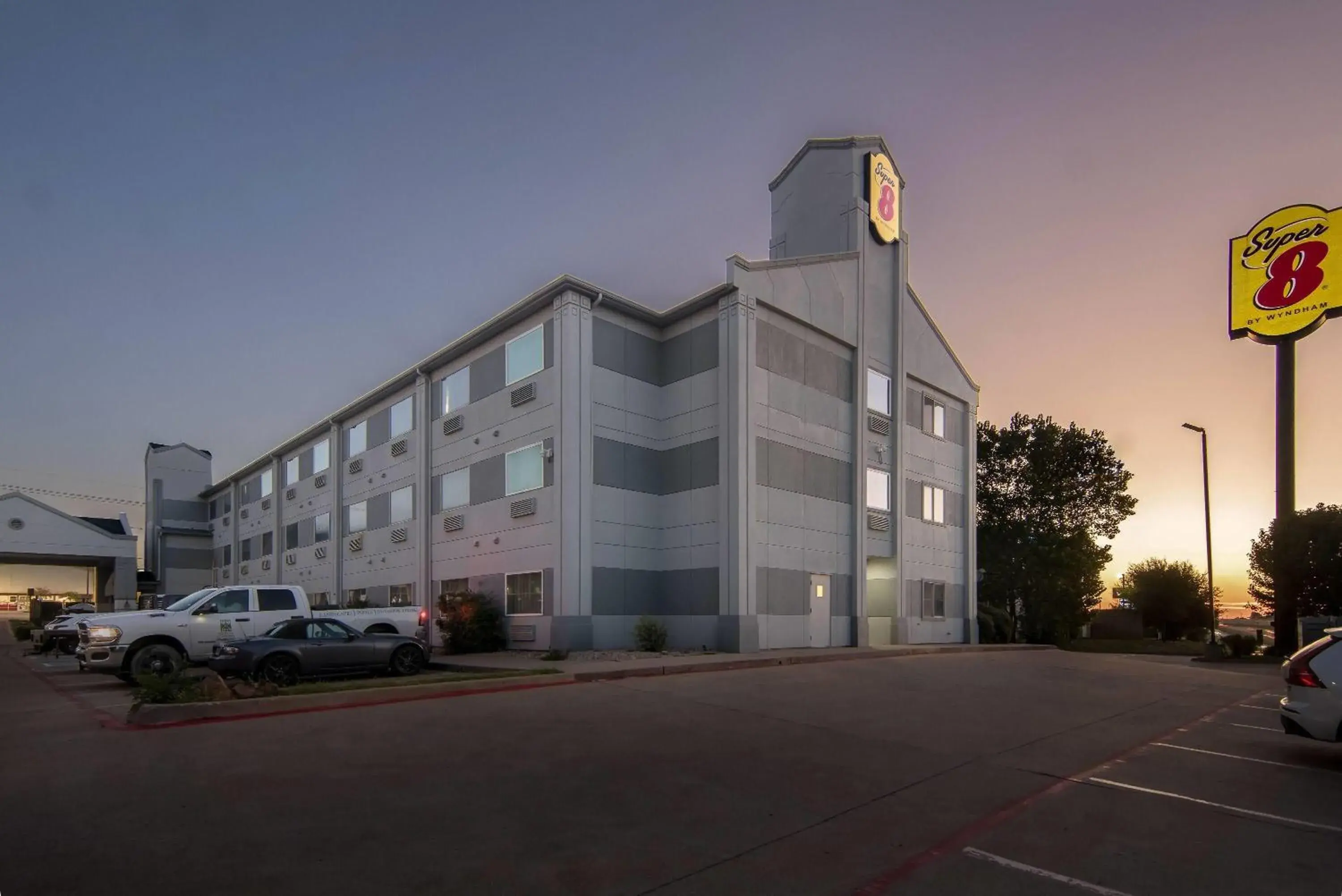 Property building in Super 8 by Wyndham Weatherford Property building in Super 8 by Wyndham Weatherford