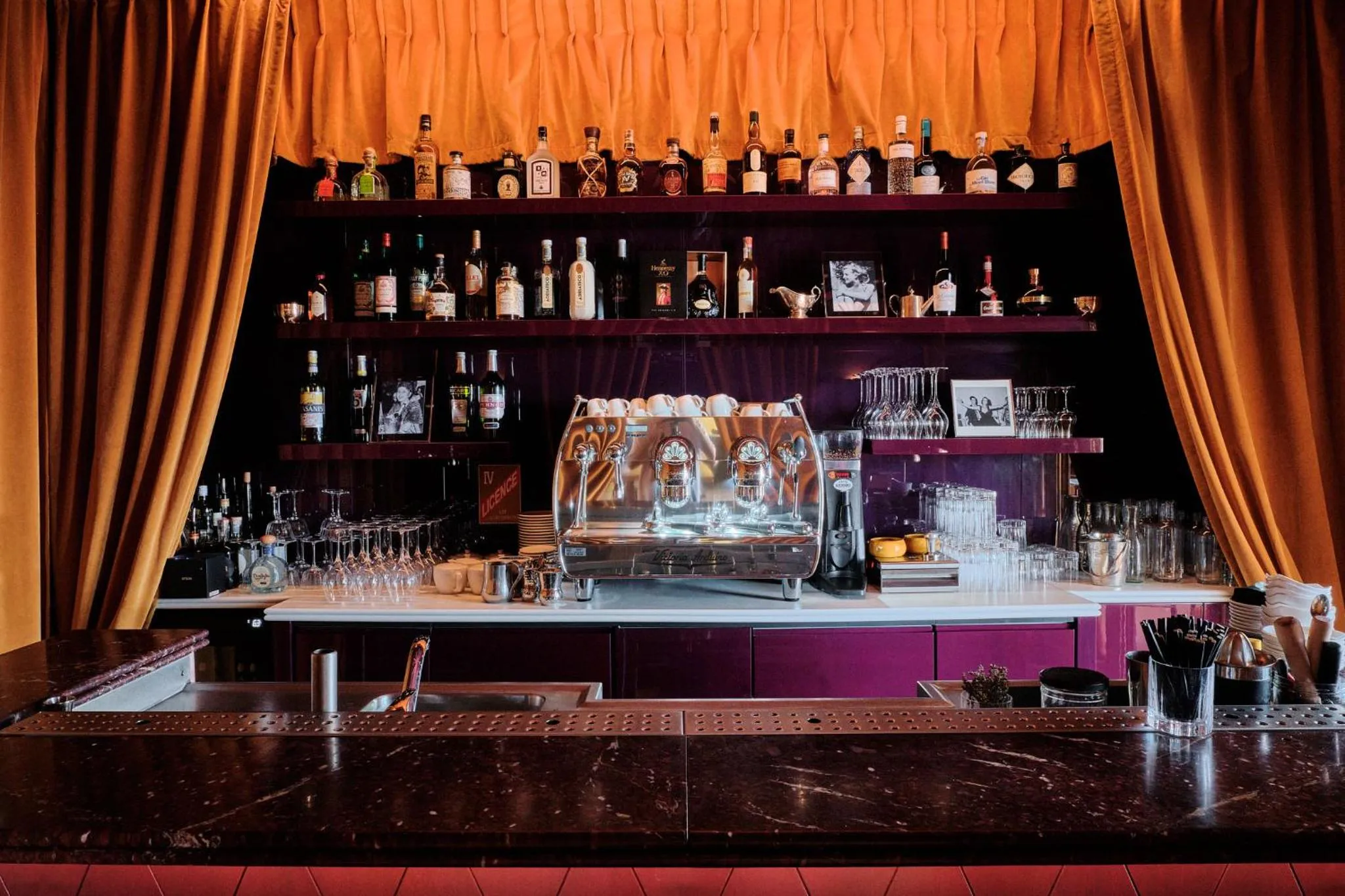 Lounge or bar in Hôtel Le Provençal - Rénové en 2025 - Bord de Mer