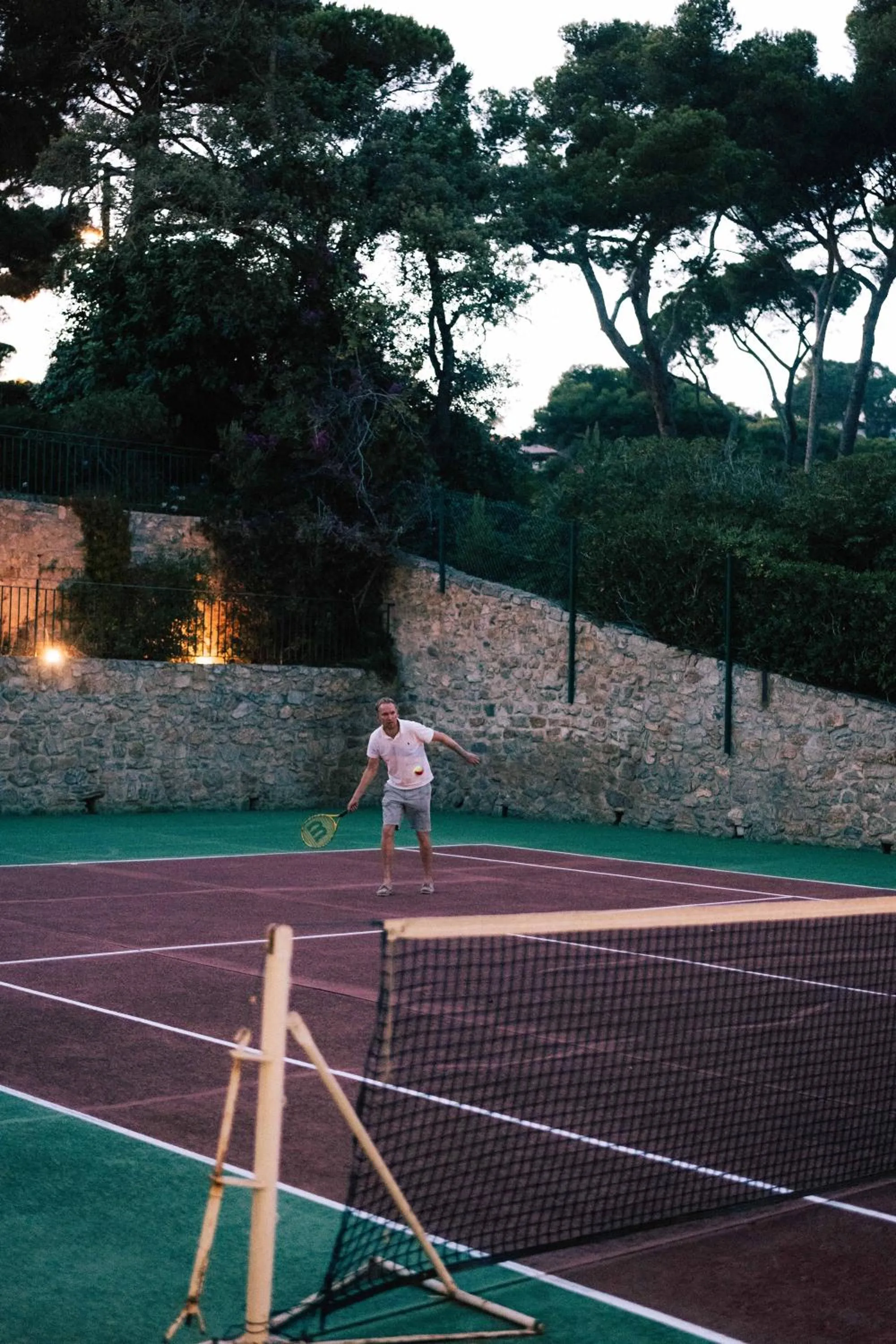 Tennis court in Hôtel Le Provençal - Rénové en 2025 - Bord de Mer