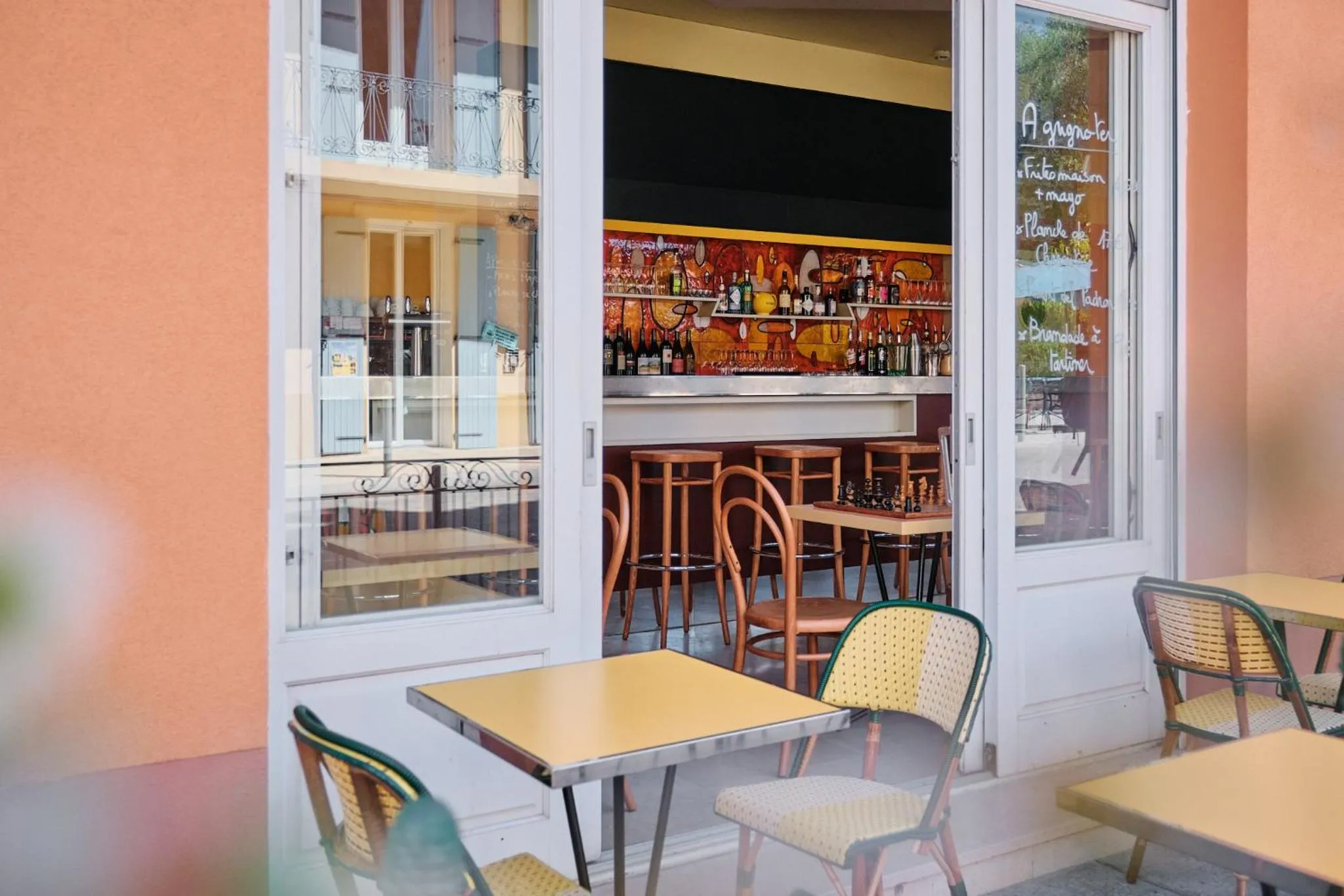 Restaurant/places to eat in Hôtel Le Provençal - Rénové en 2025 - Bord de Mer