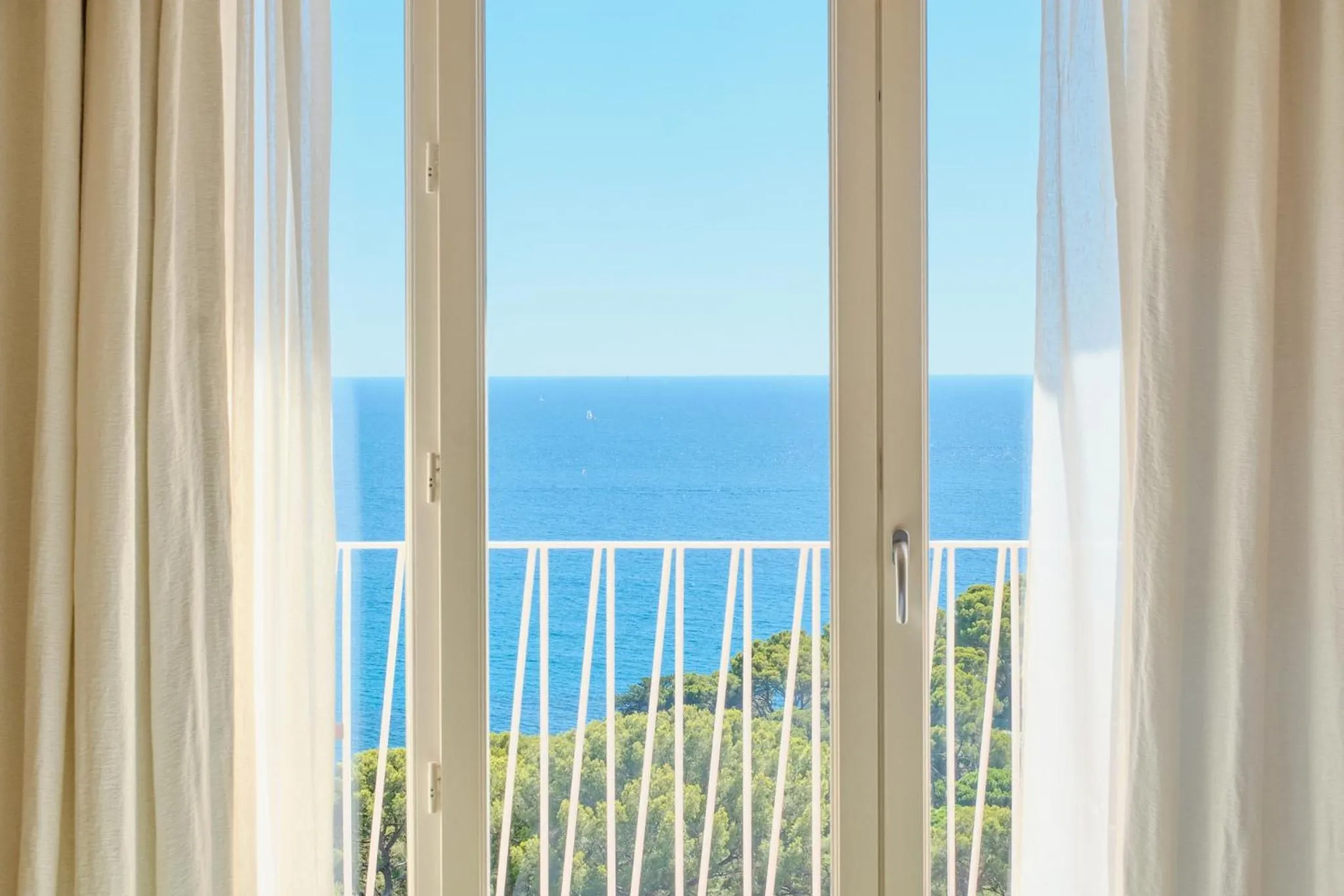 View (from property/room) in Hôtel Le Provençal - Rénové en 2025 - Bord de Mer