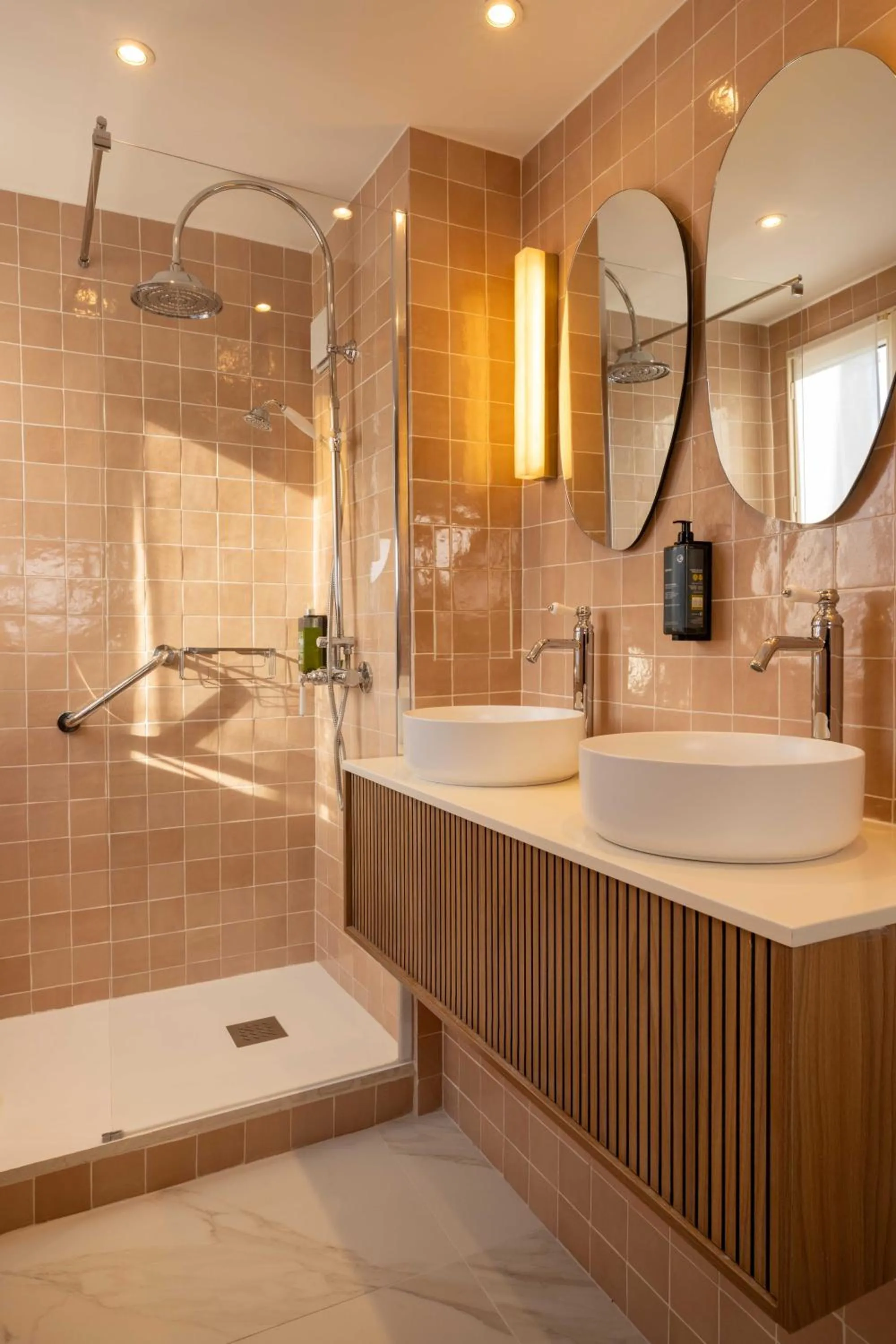 Shower in Dauphine Saint Germain