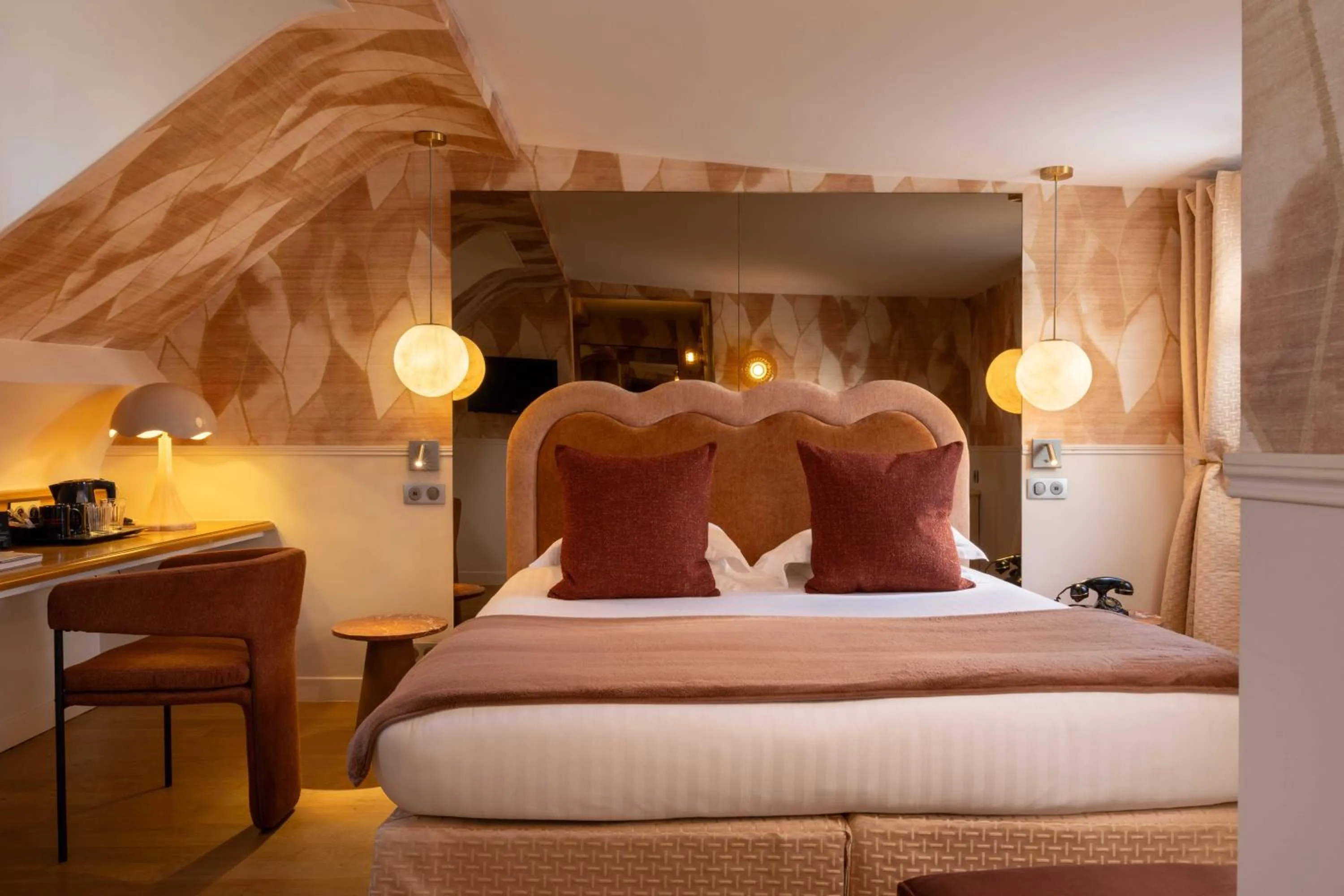 Photo of the whole room, Bed in Dauphine Saint Germain