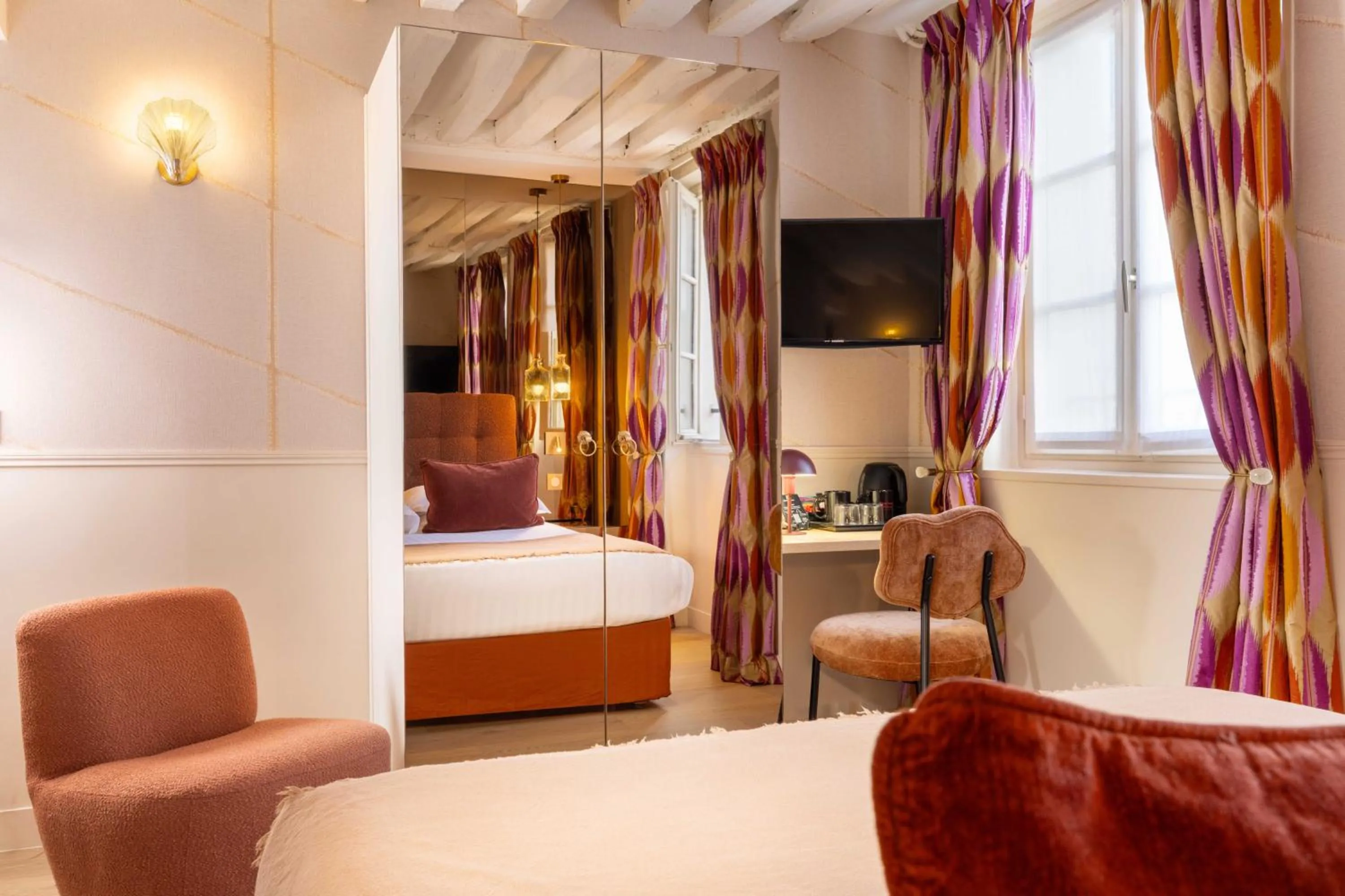 Bedroom, Bed in Dauphine Saint Germain