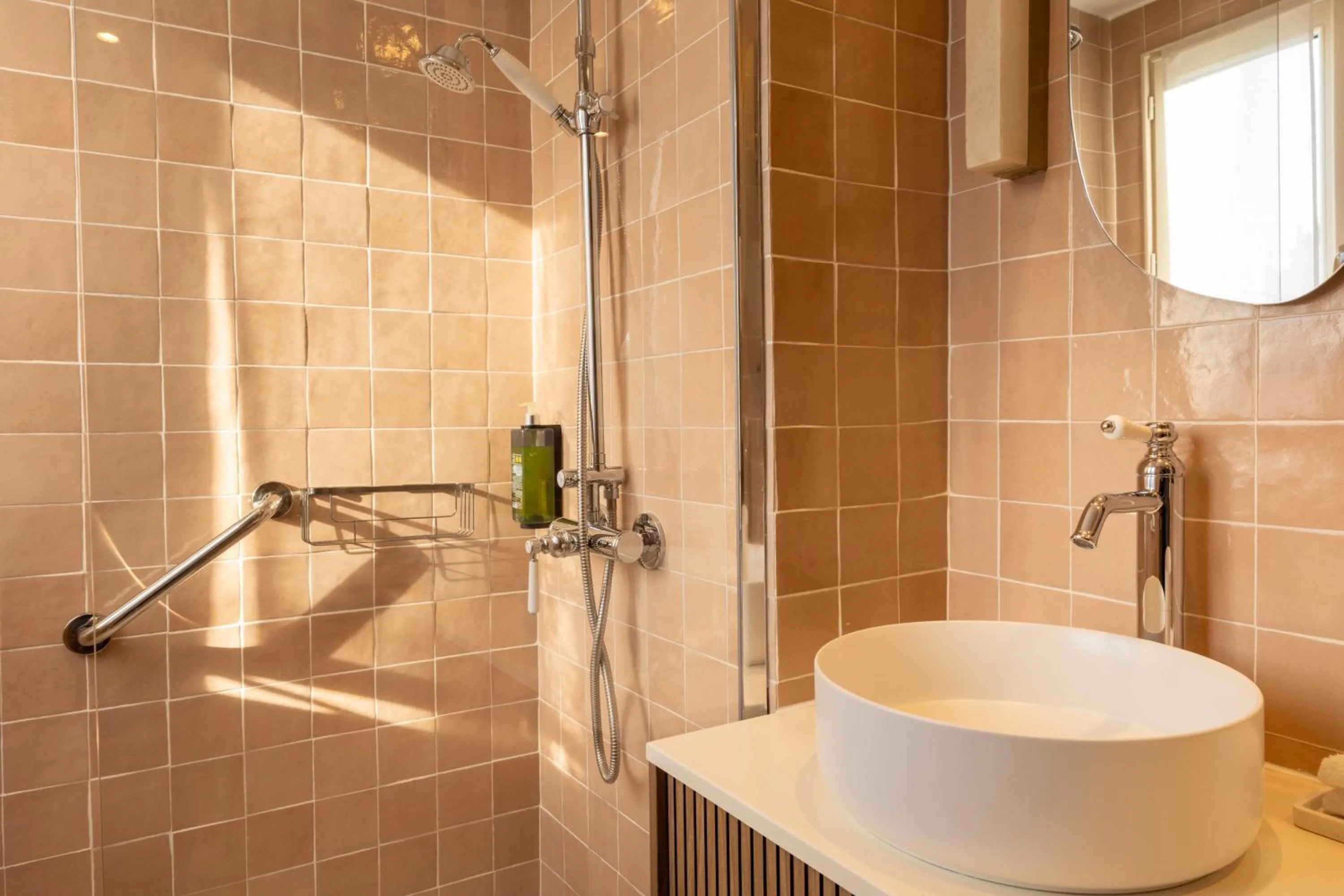 Shower in Dauphine Saint Germain