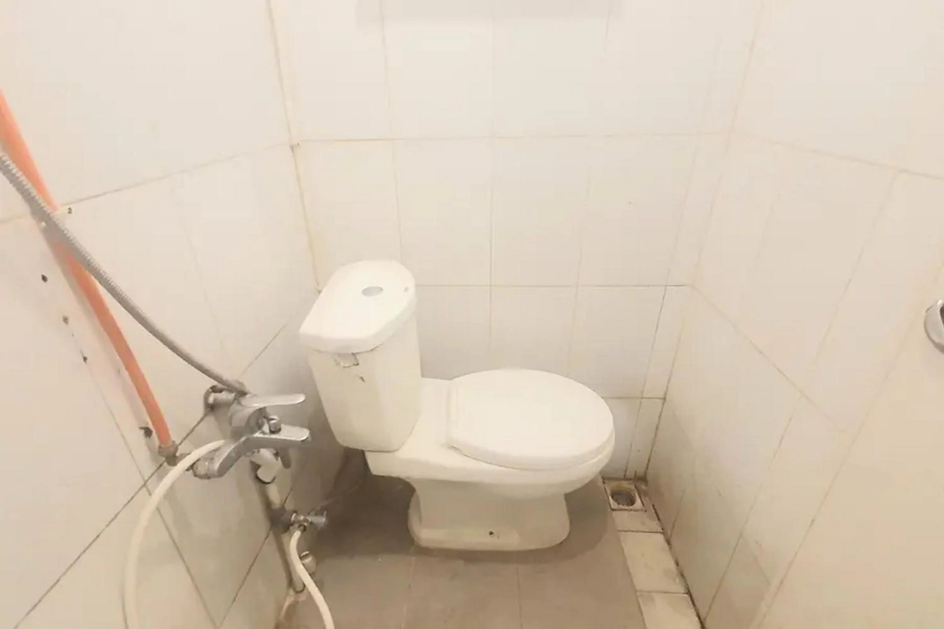 Bathroom in RedDoorz near Universitas PGRI Kanjuruhan