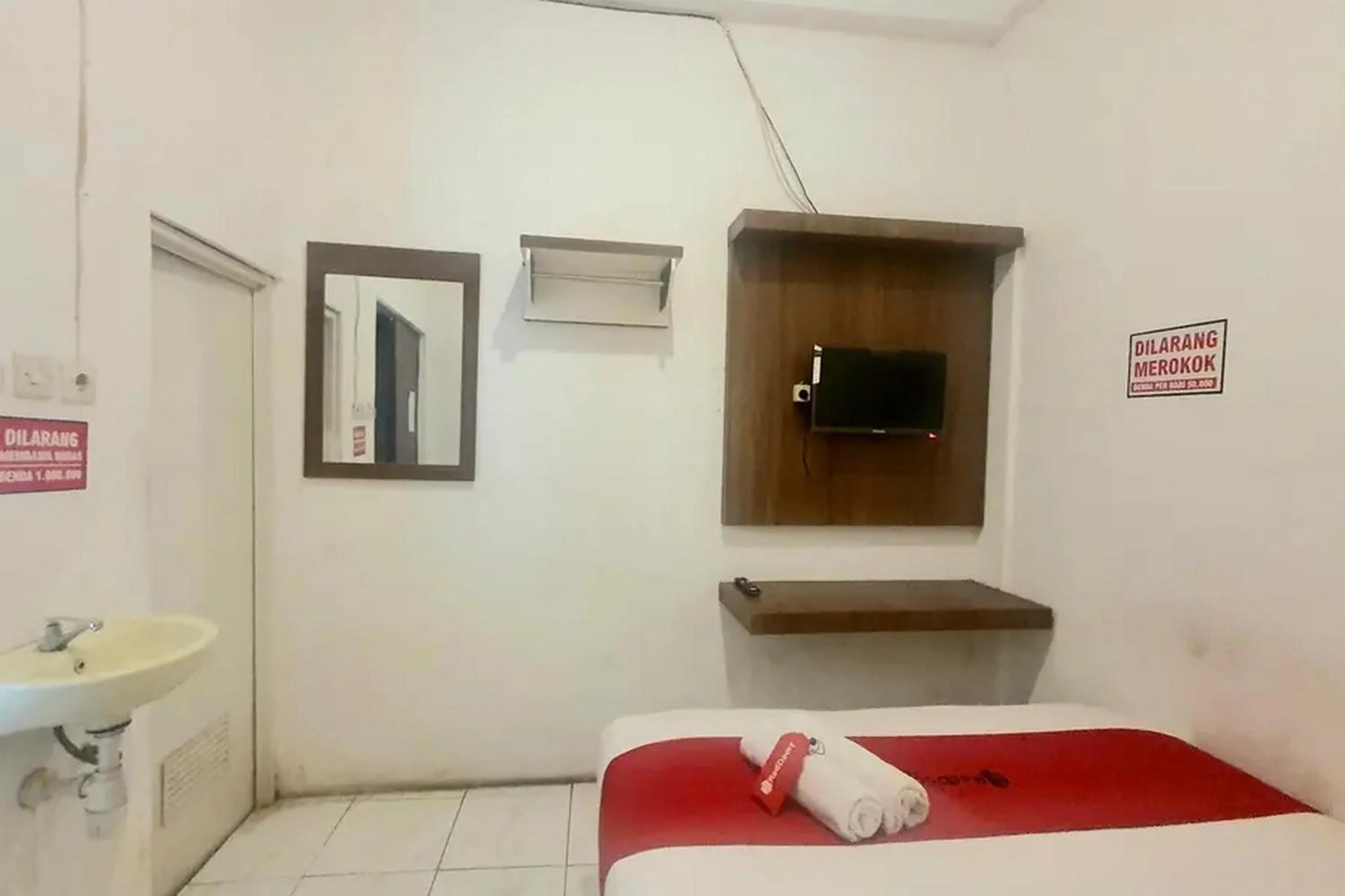Bed in RedDoorz near Universitas PGRI Kanjuruhan