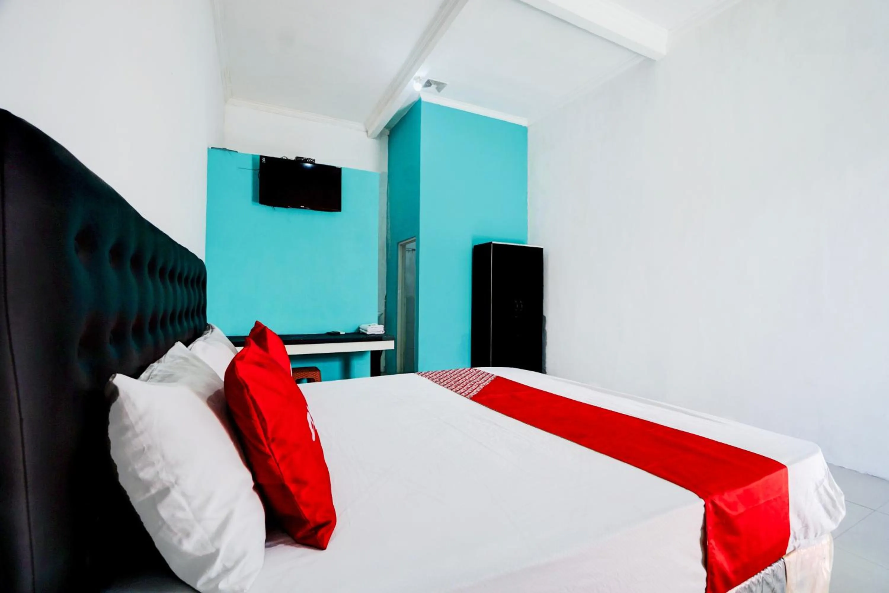 Bedroom, Bed in Hotel O Mojoanyar Near Terminal Bis Mojokerto