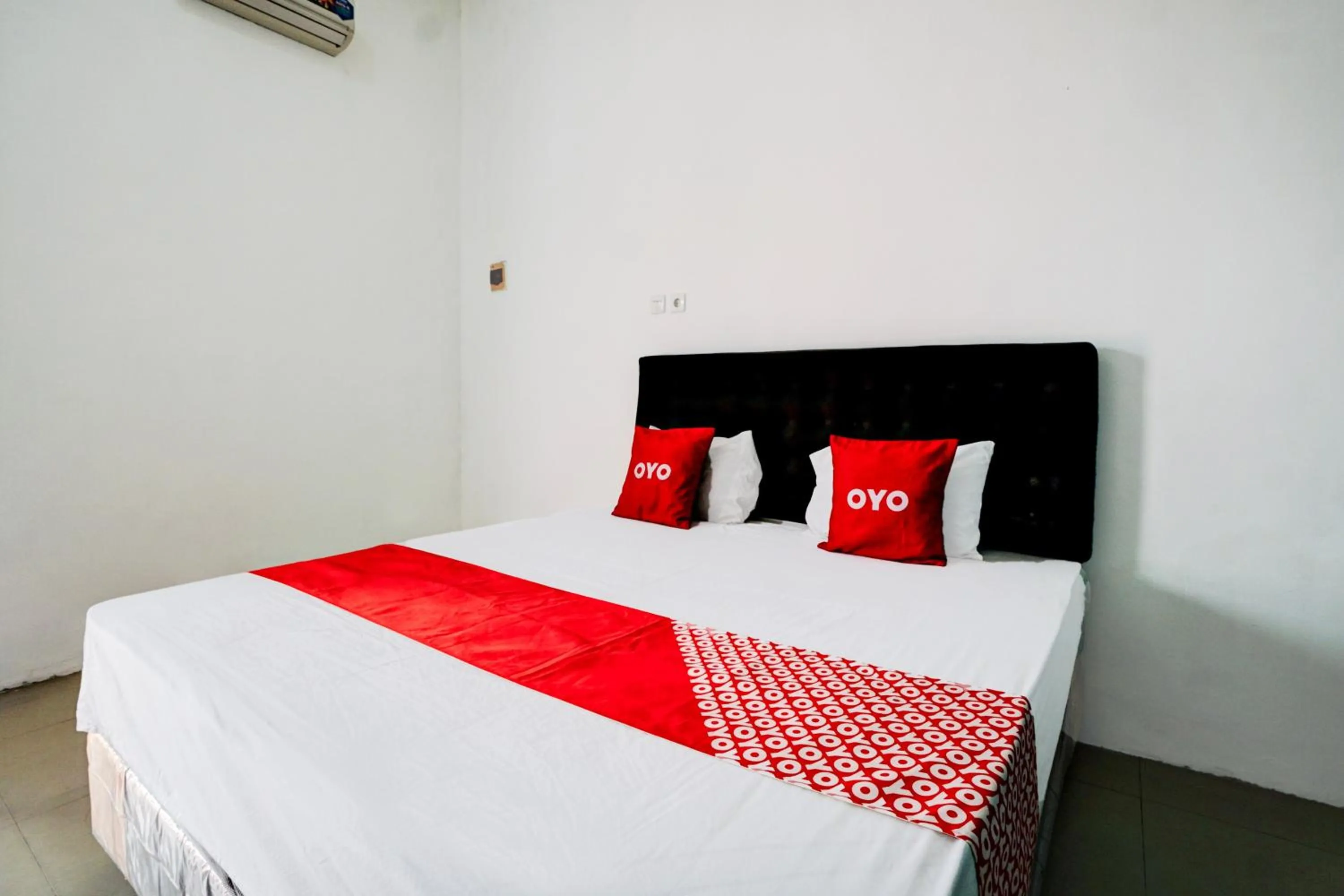 Bedroom, Bed in Hotel O Mojoanyar Near Terminal Bis Mojokerto