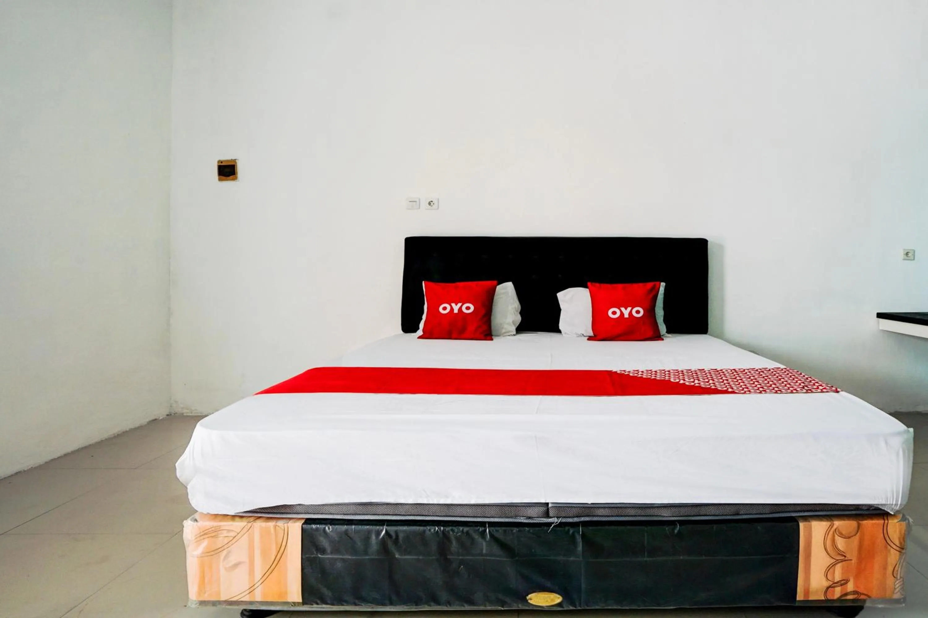 Bedroom, Bed in Hotel O Mojoanyar Near Terminal Bis Mojokerto