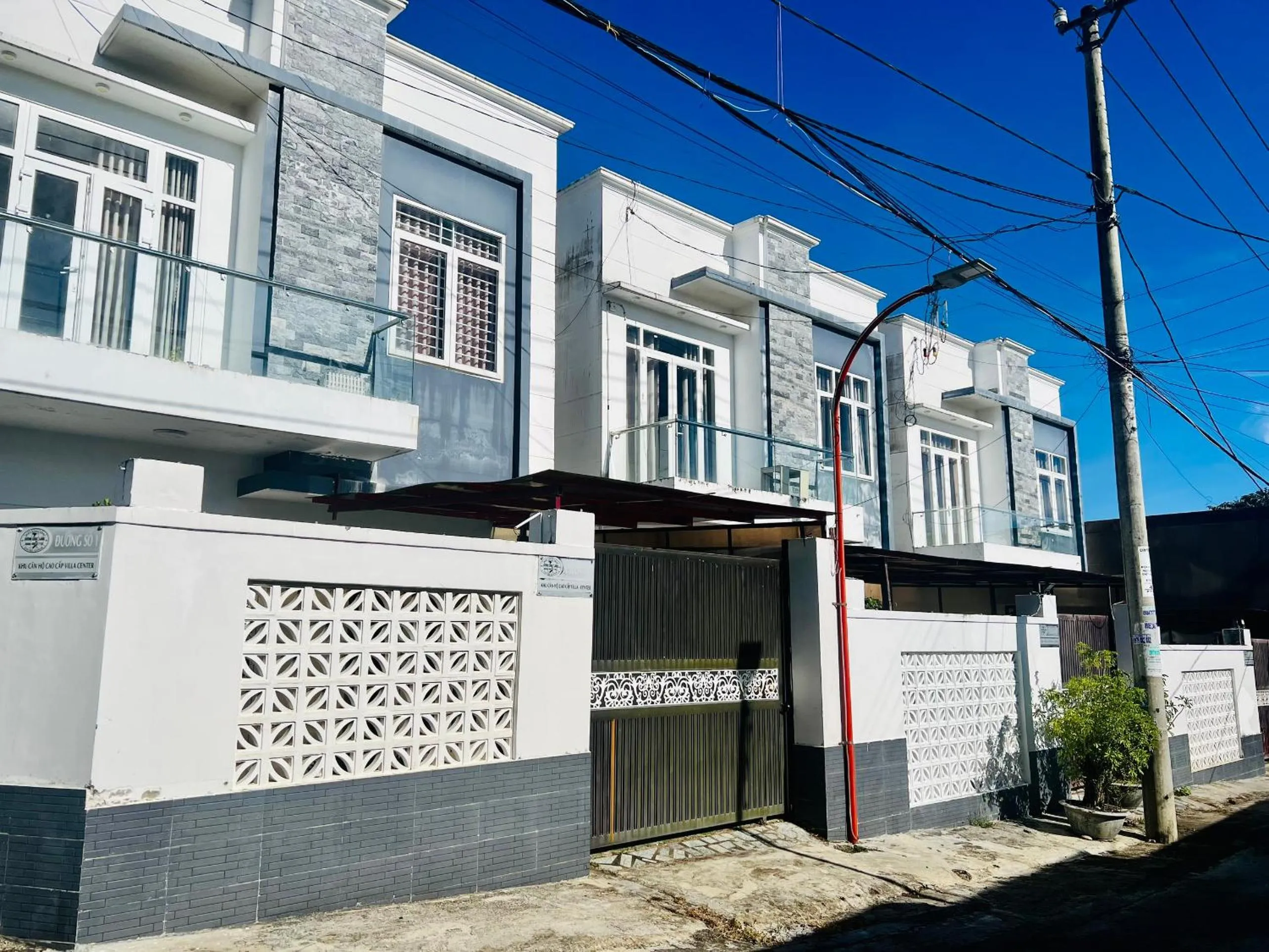 Facade/entrance in D'Villa Hotel - Homestay