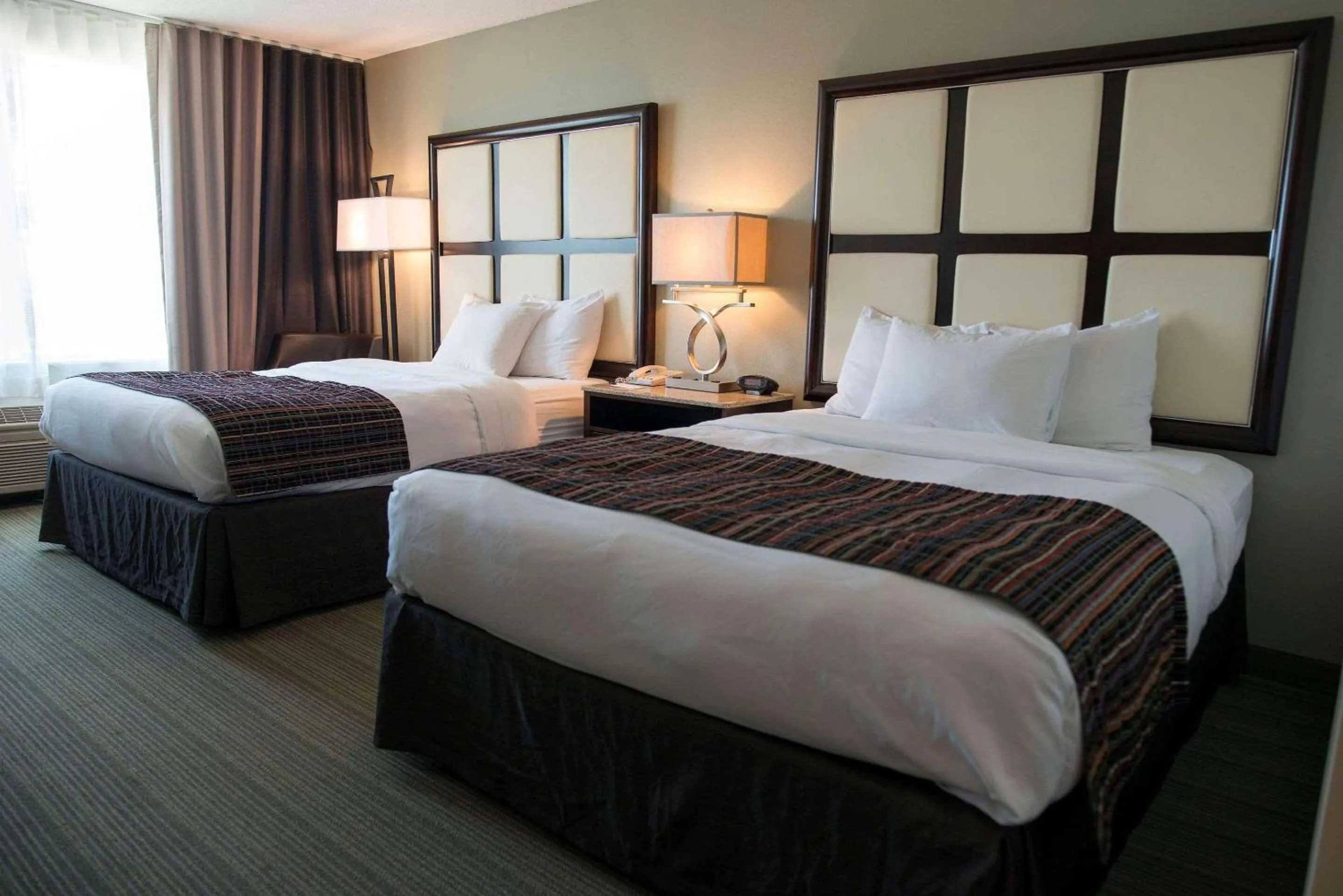 Other, Bed in Country Inn & Suites by Radisson, Effingham, IL