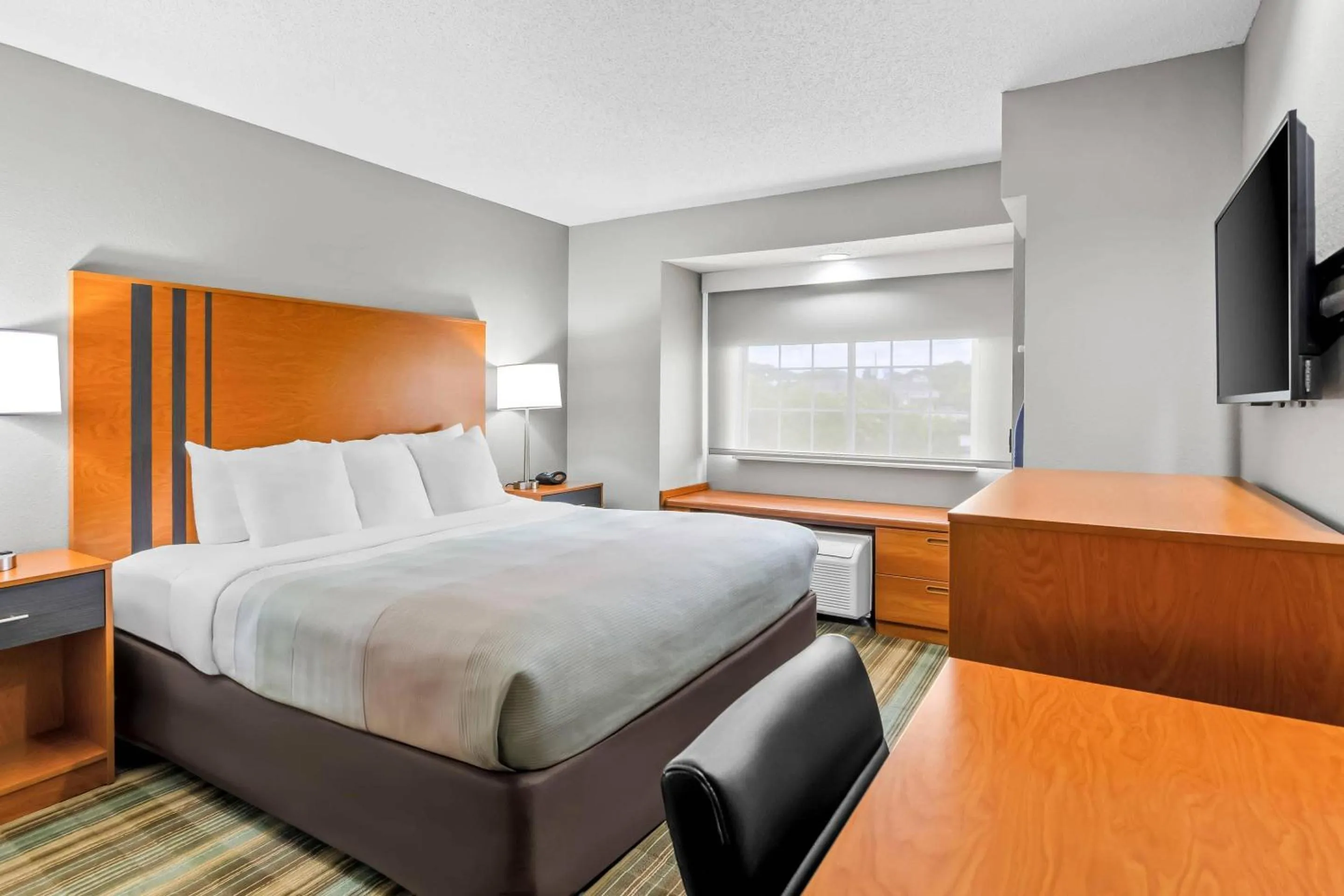 Bedroom, Bed in Quality Inn & Suites I-81 Exit 7