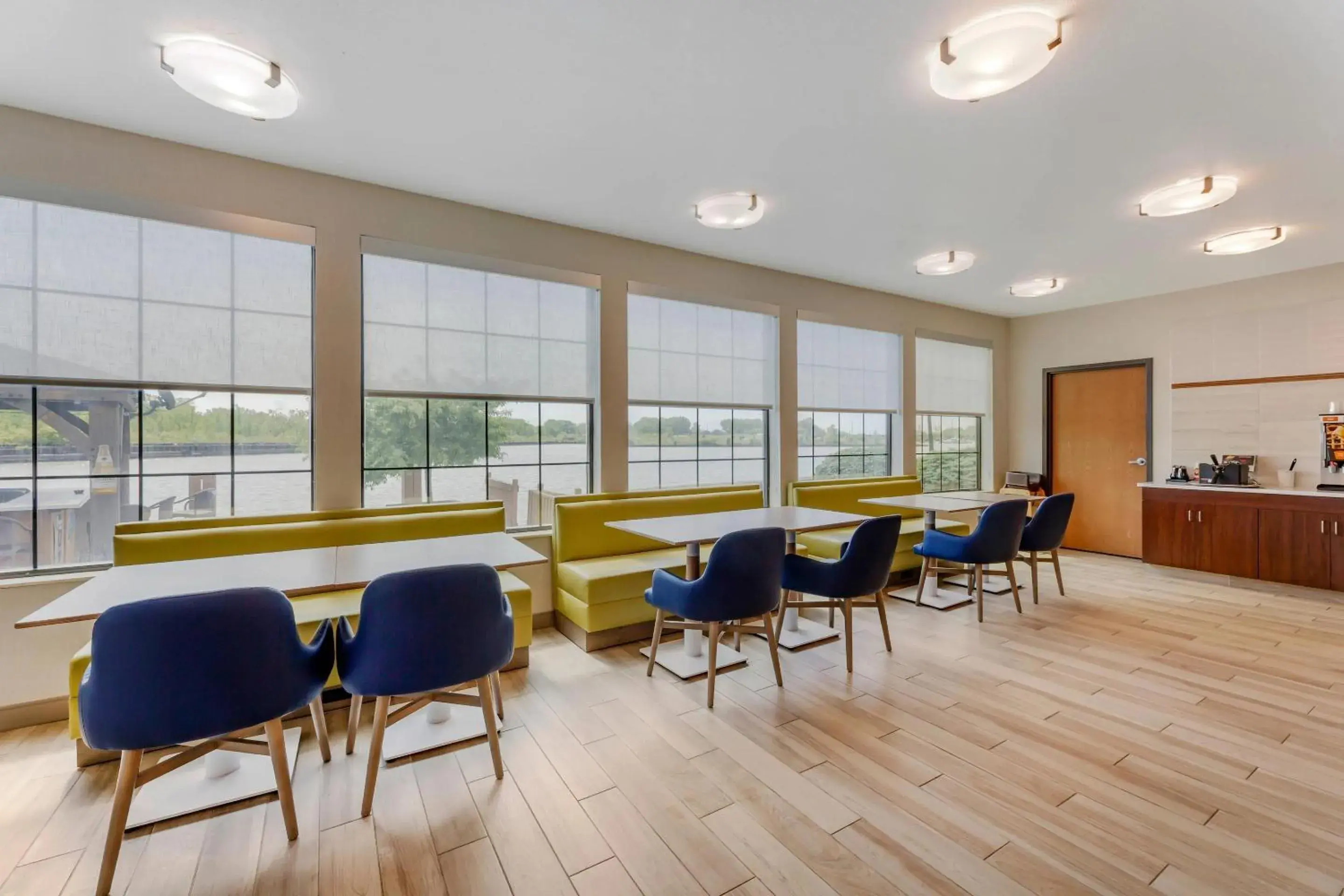 Breakfast in Comfort Inn River's Edge Breakfast in Comfort Inn River's Edge