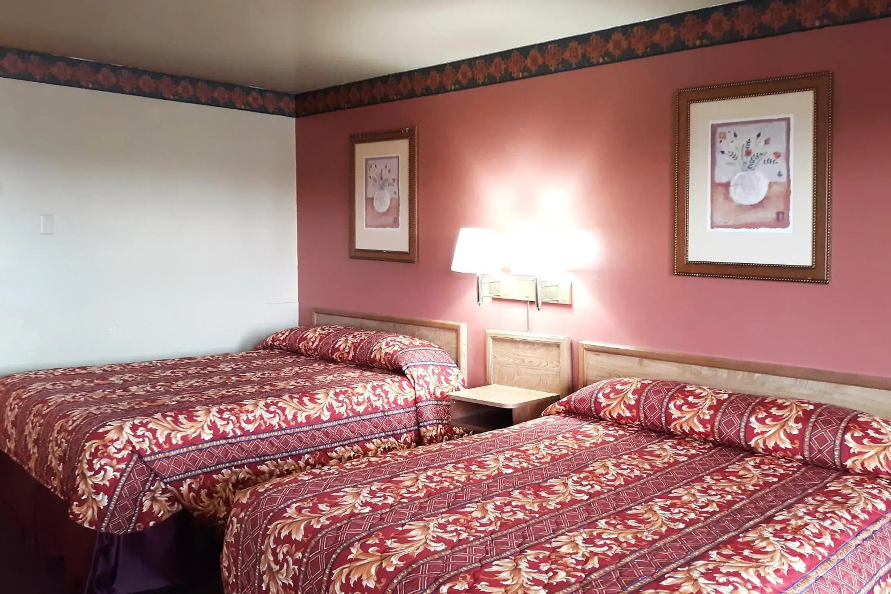Queen Room with Two Queen Beds in OYO Hotel Kings at Clovis Queen Room with Two Queen Beds in OYO Hotel Kings at Clovis