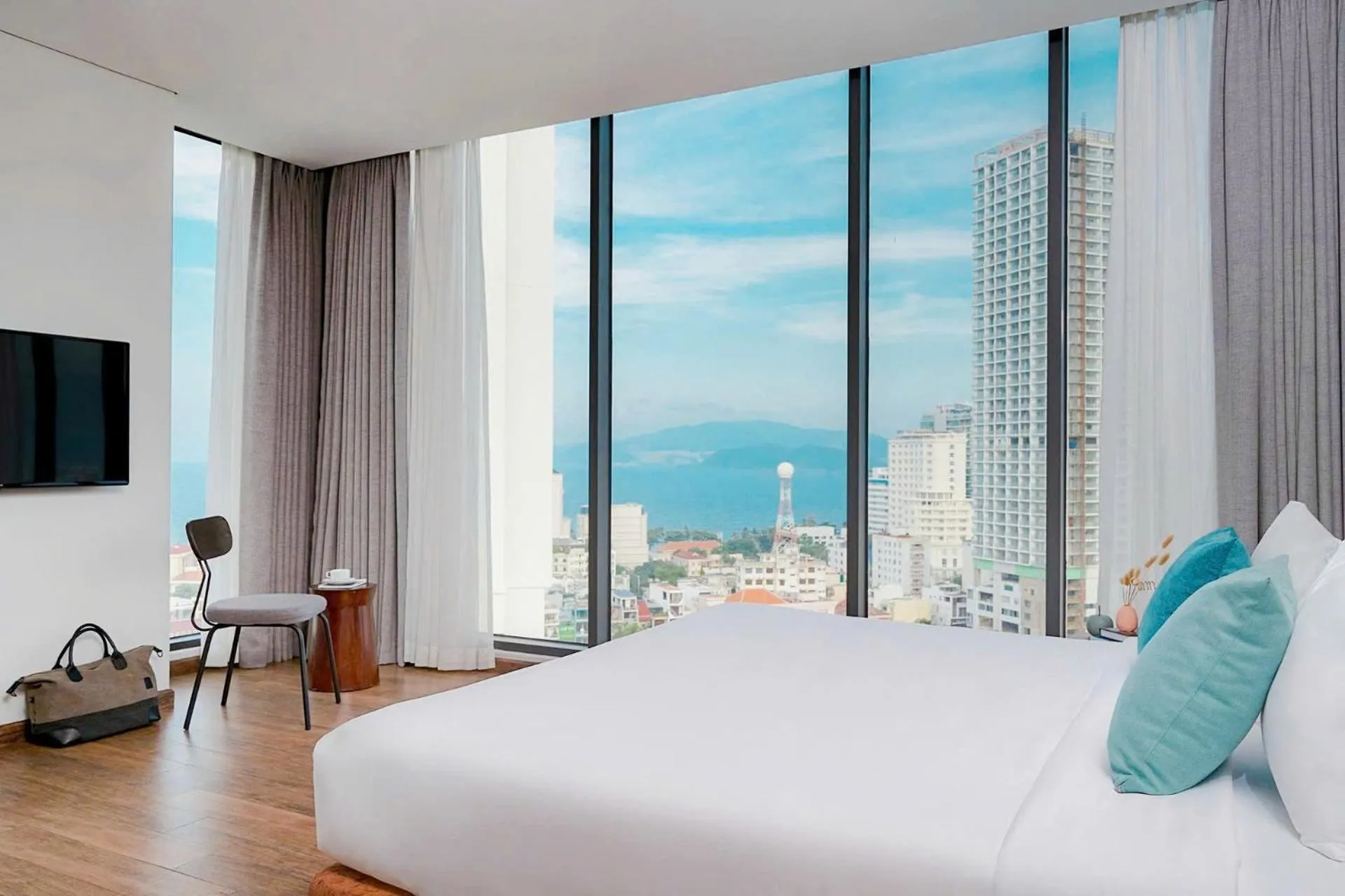 Photo of the whole room, Bed in Em Oi Boutique Hotel