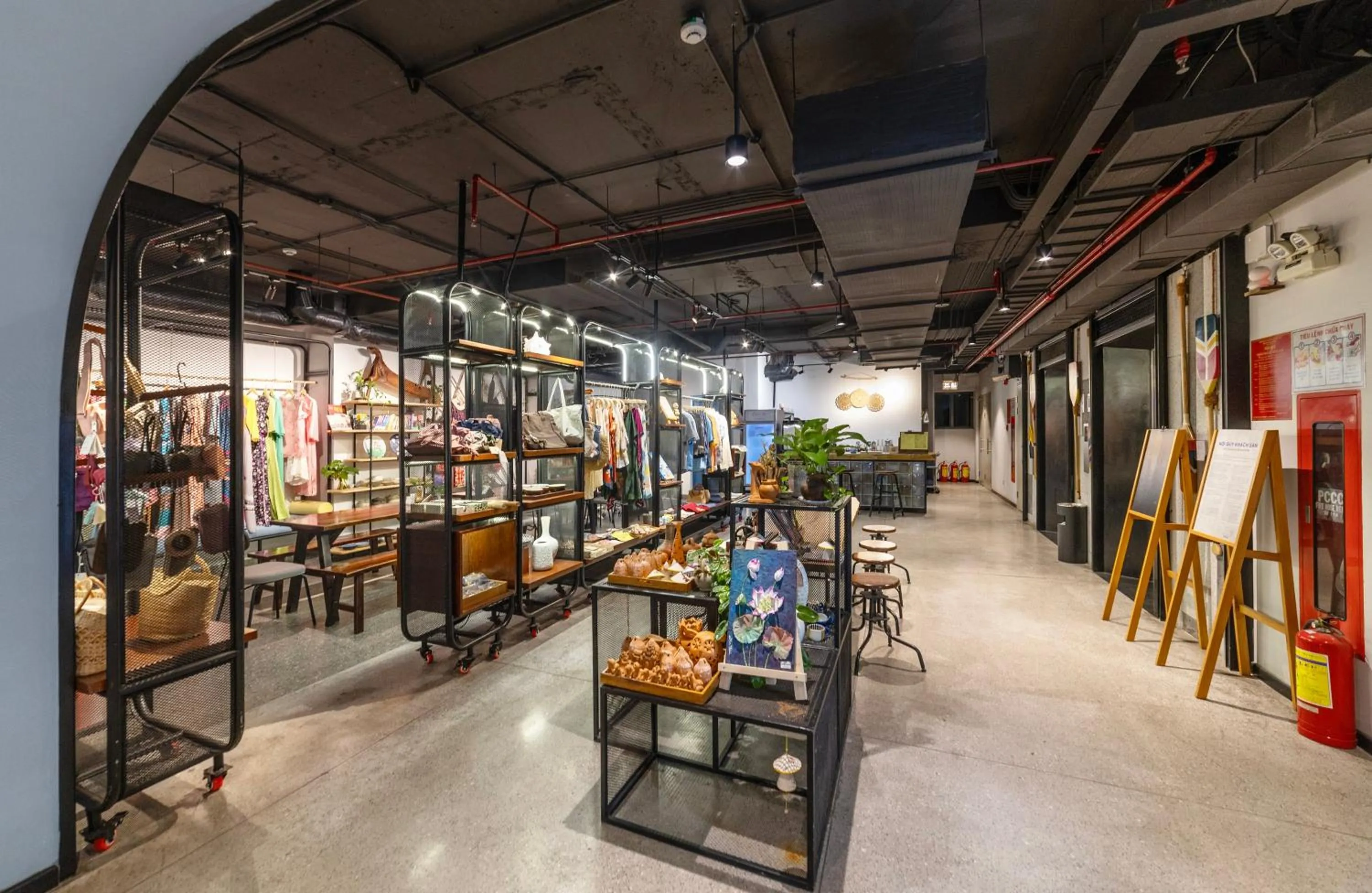 Shopping Area in Em Oi Boutique Hotel