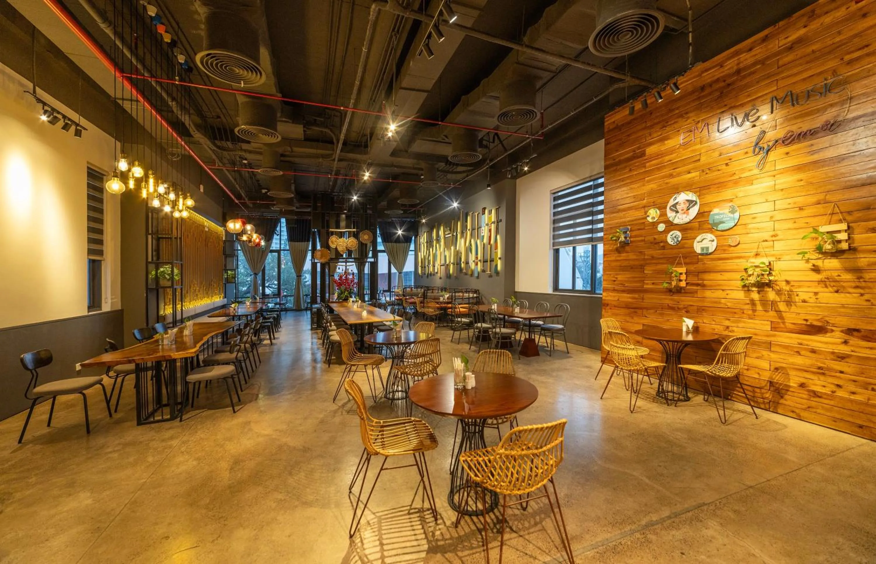 Restaurant/places to eat in Em Oi Boutique Hotel