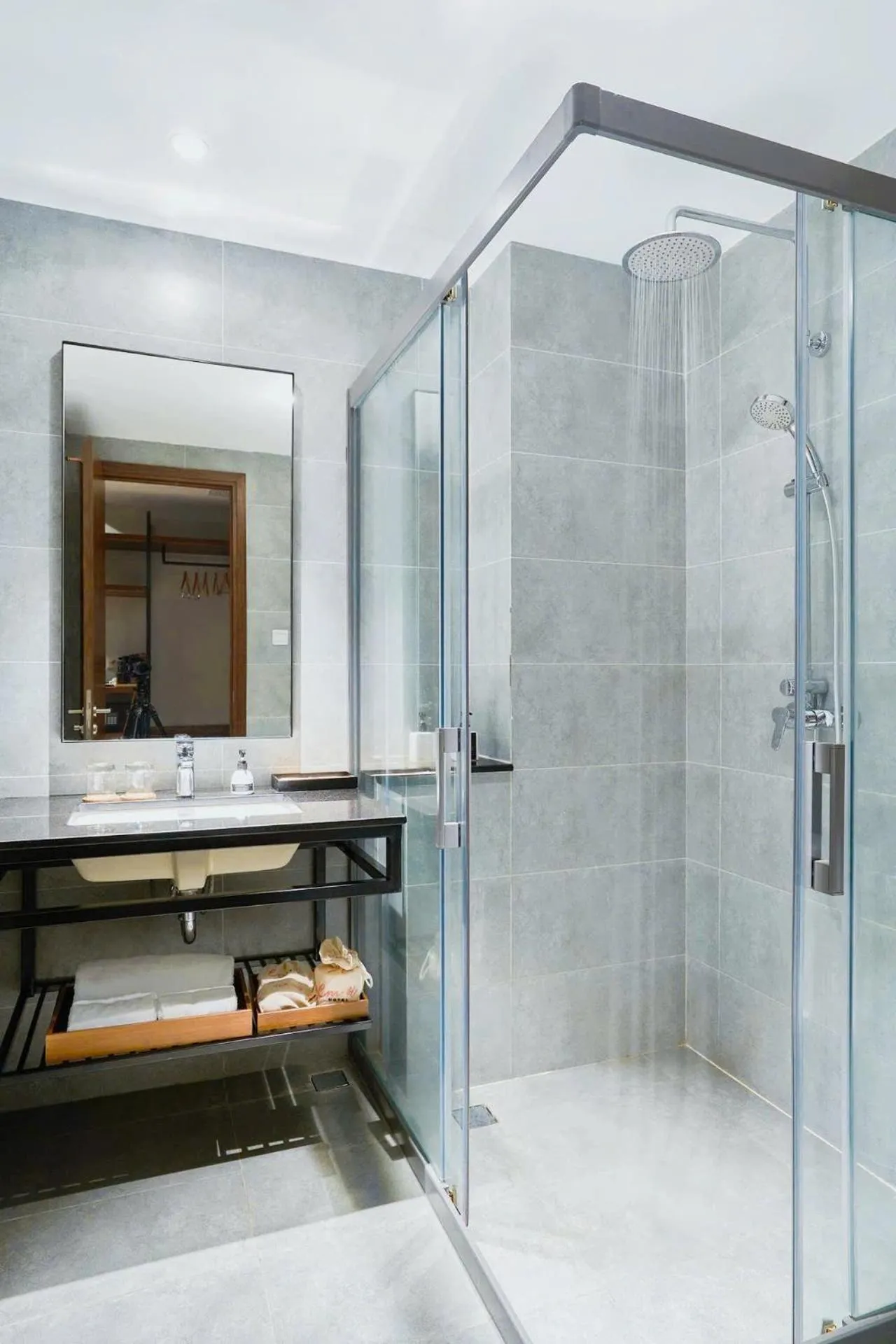 Shower in Em Oi Boutique Hotel